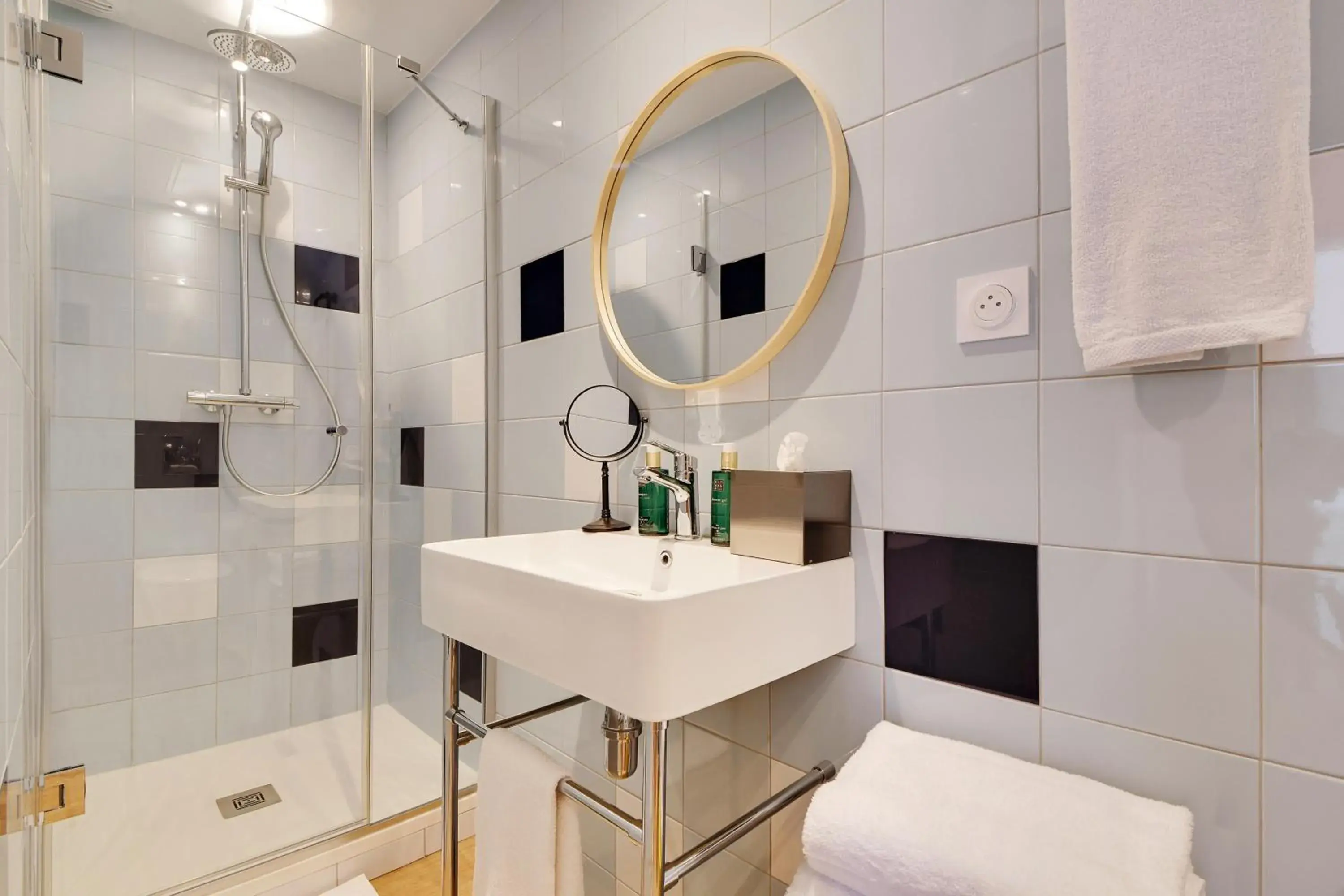 Single Room with Shower - single occupancy in Hôtel Cocoon Single Room with Shower - single occupancy in Hôtel Cocoon