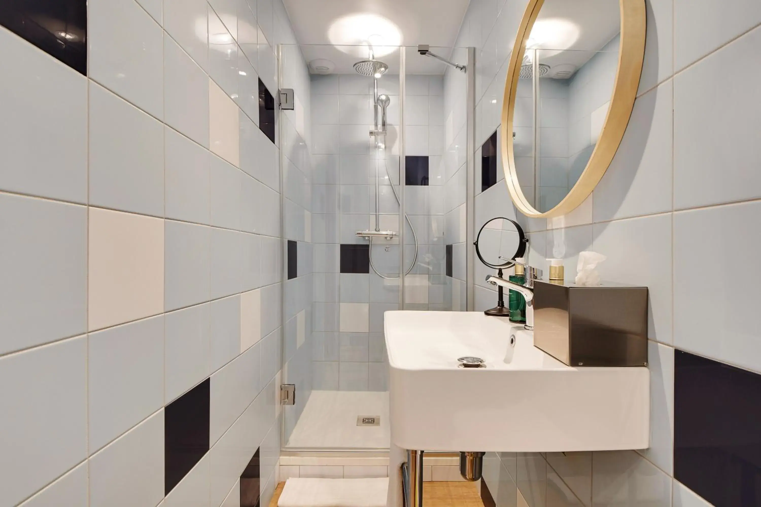 Single Room with Shower - single occupancy in Hôtel Cocoon Single Room with Shower - single occupancy in Hôtel Cocoon