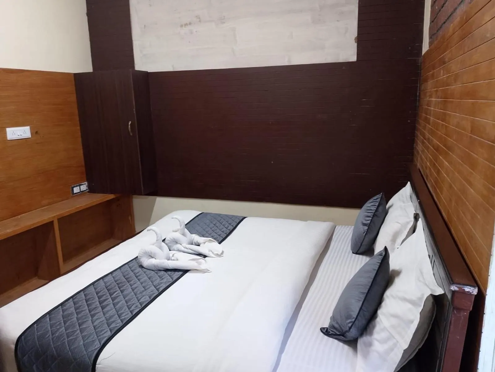 Bed in Misty Valley Inn