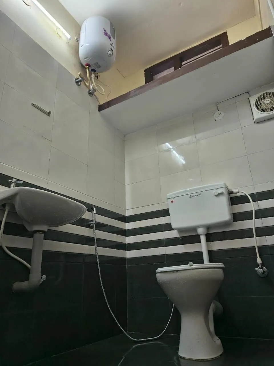 Toilet in Misty Valley Inn