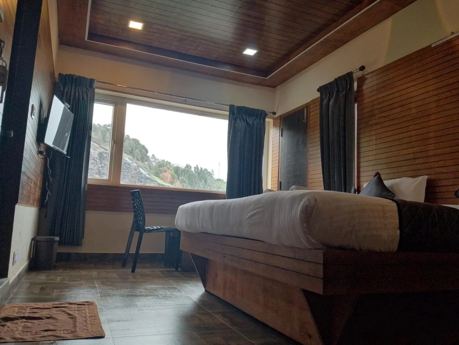 Bed in Misty Valley Inn