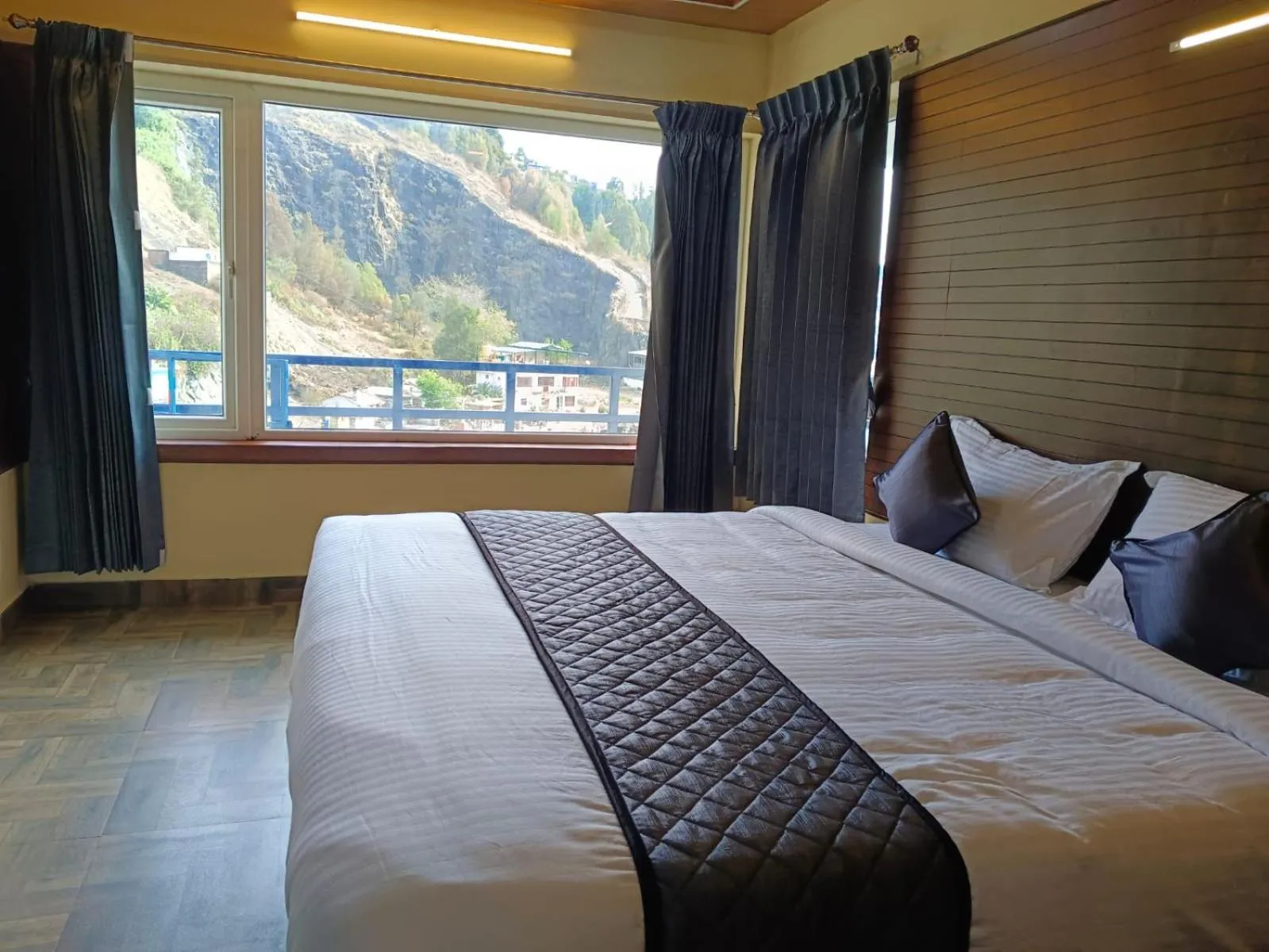 Bed in Misty Valley Inn