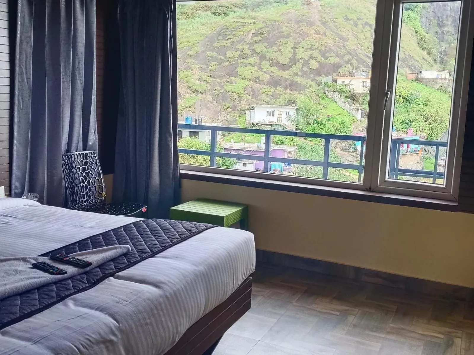 View (from property/room), Bed in Misty Valley Inn