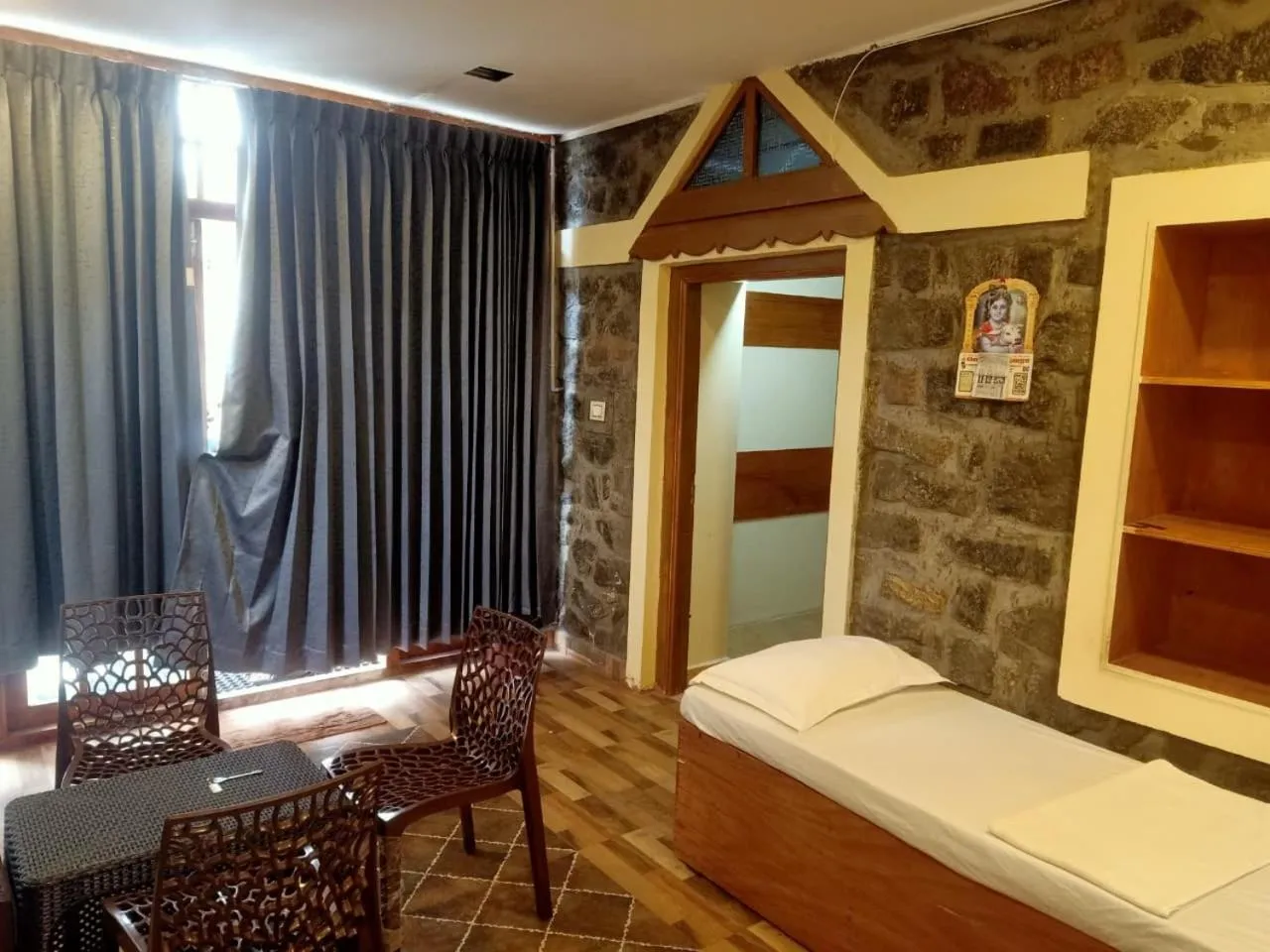 Living room, Bed in Misty Valley Inn