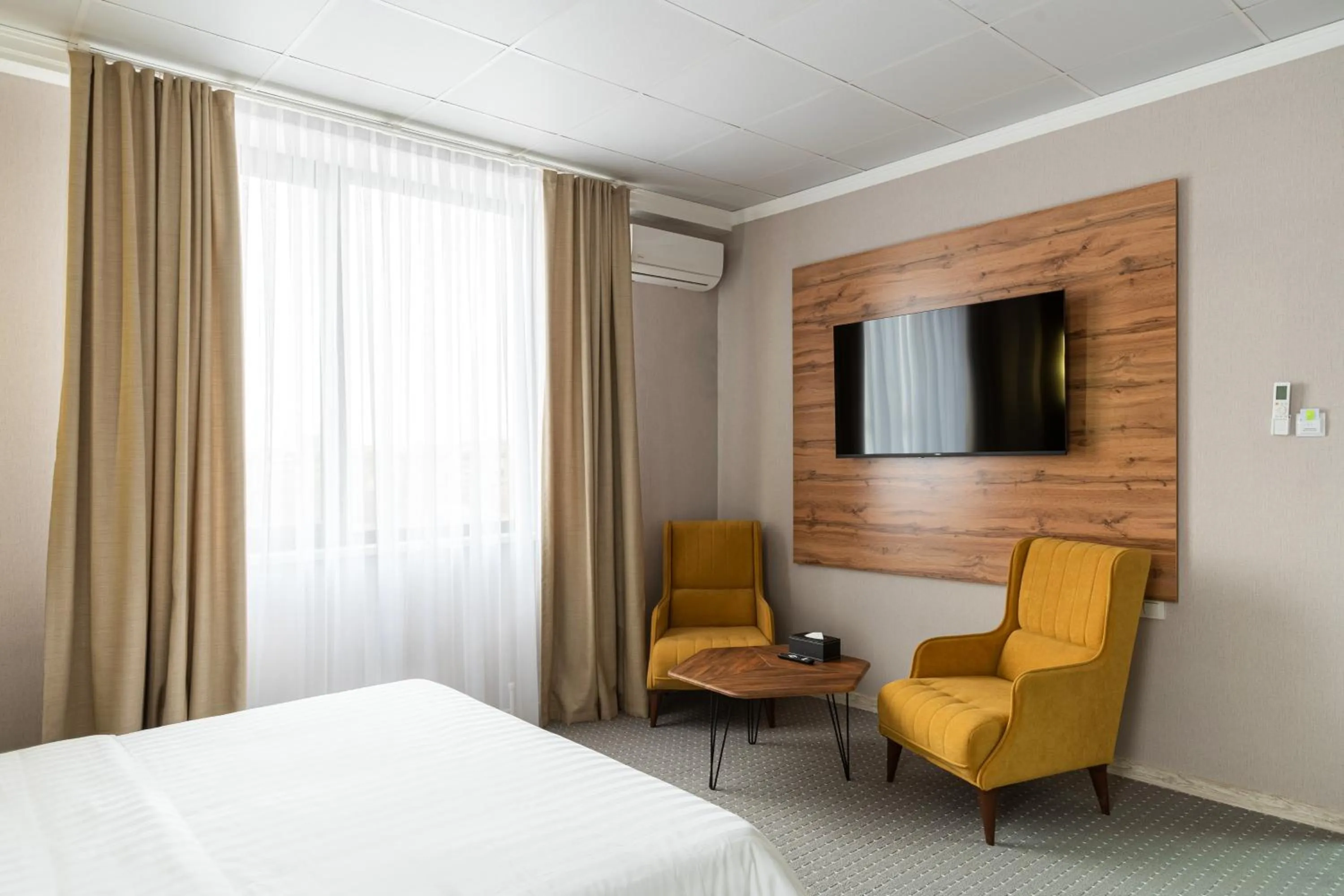 Seating area, Bed in Cozy Hotel