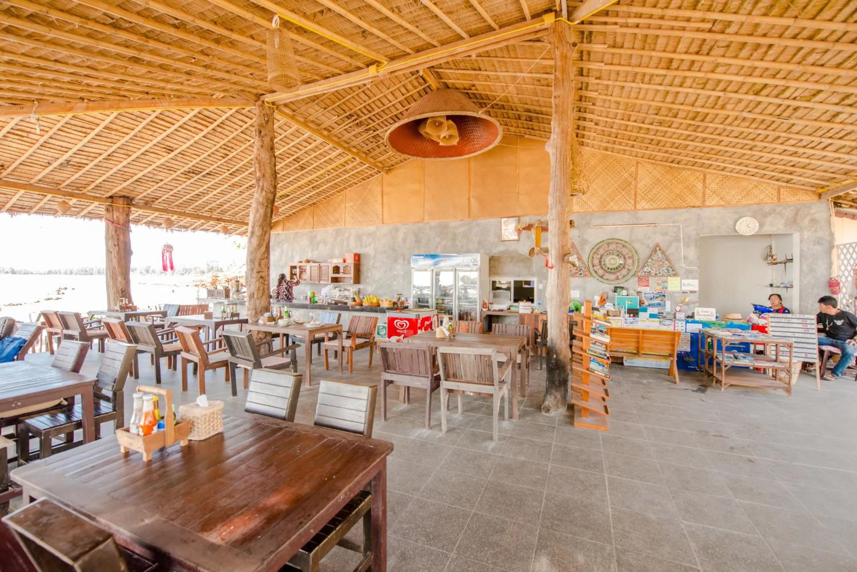 Restaurant/places to eat in Banana Beach Resort