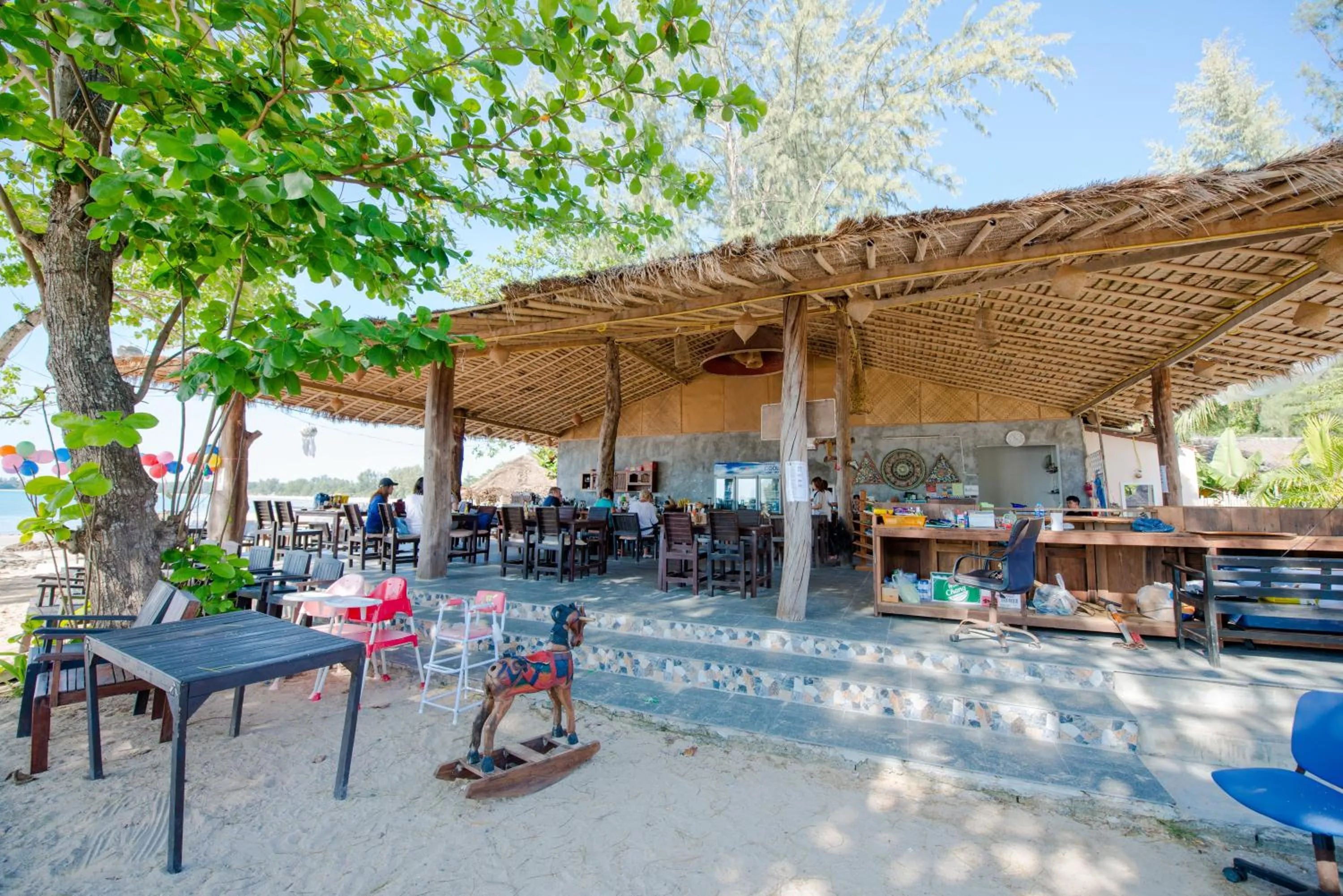 Restaurant/places to eat in Banana Beach Resort