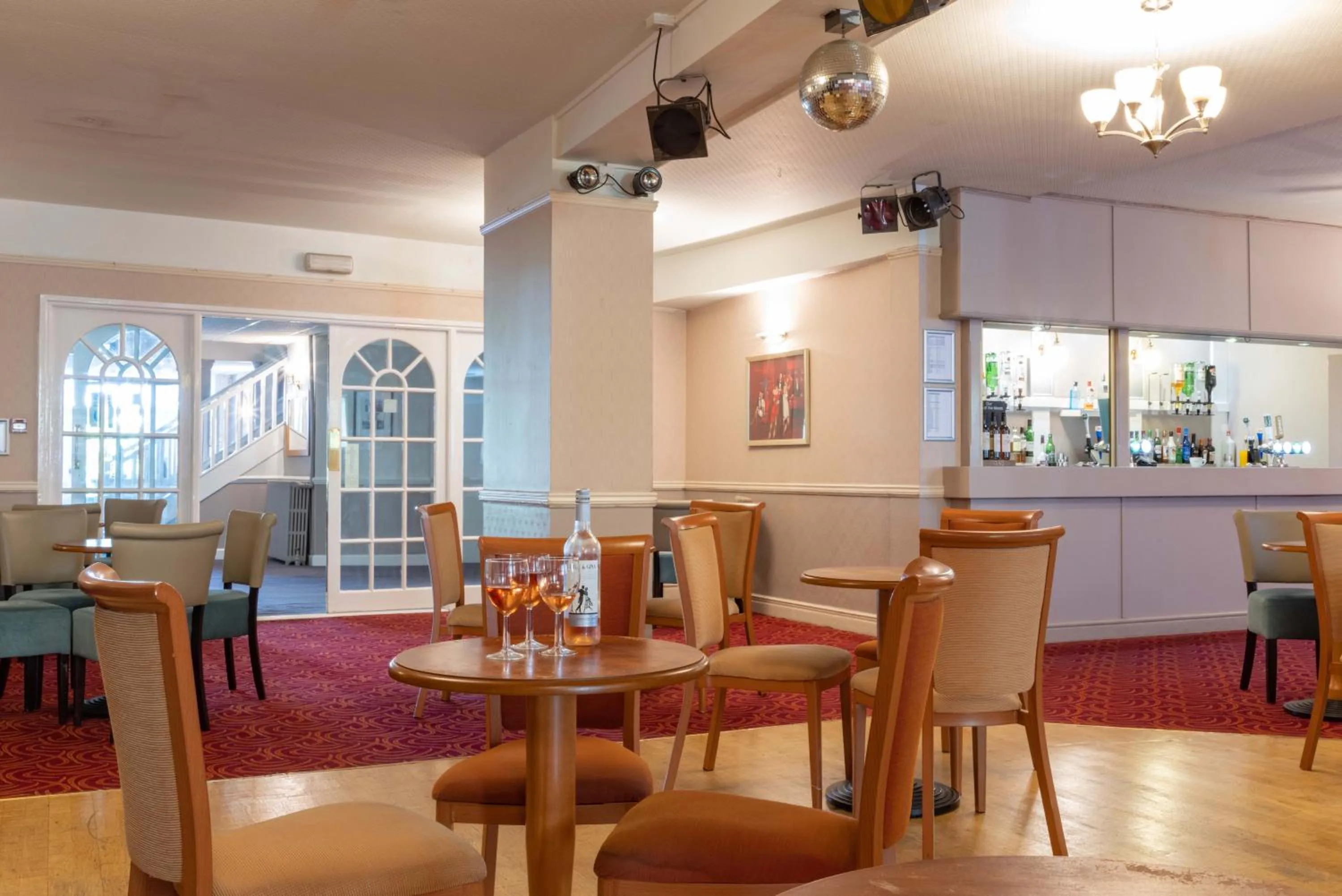 Lounge or bar in Dilkhusa Grand Hotel by Compass Hospitality