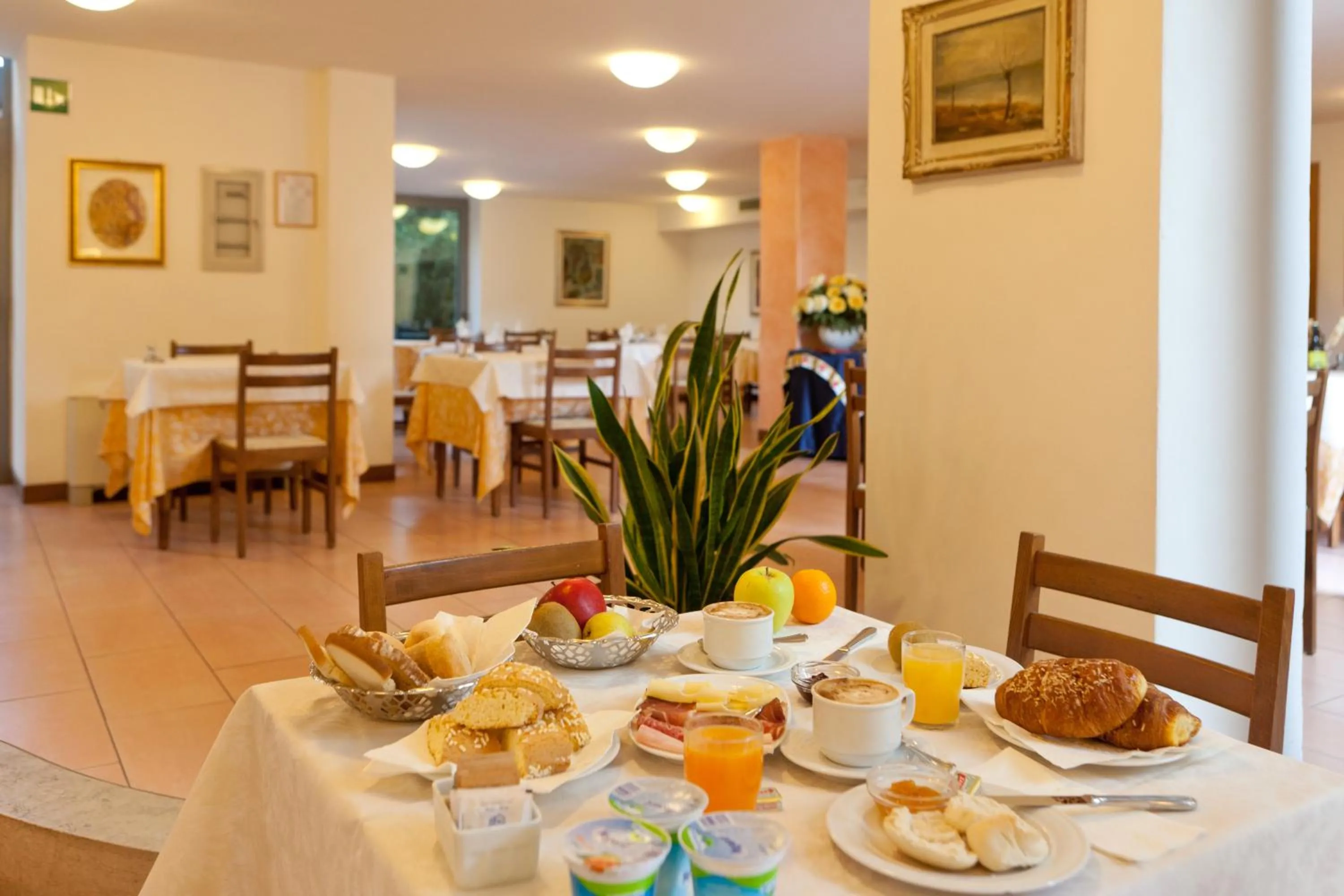 Restaurant/places to eat in Hotel Idania