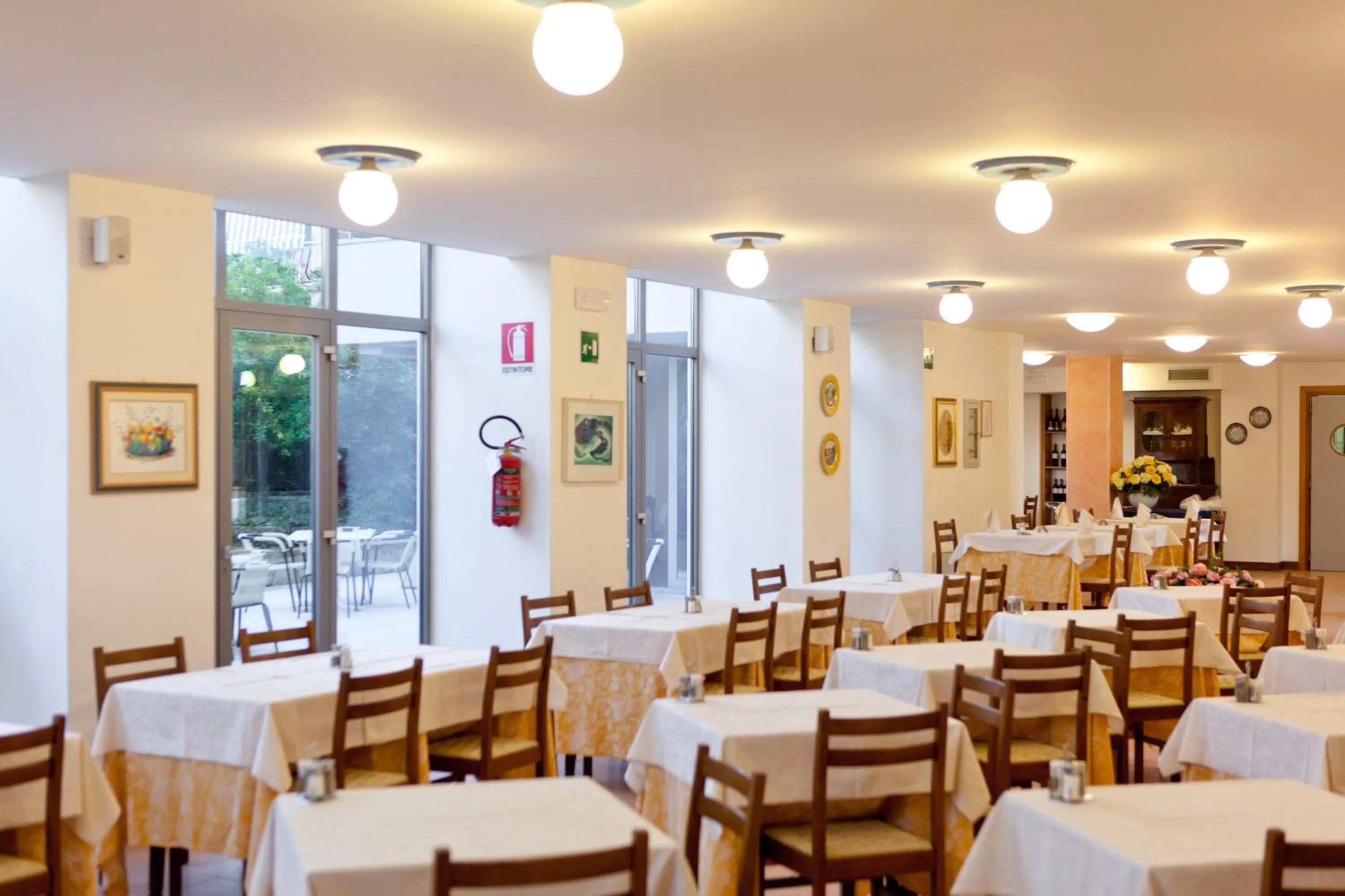 Restaurant/places to eat in Hotel Idania