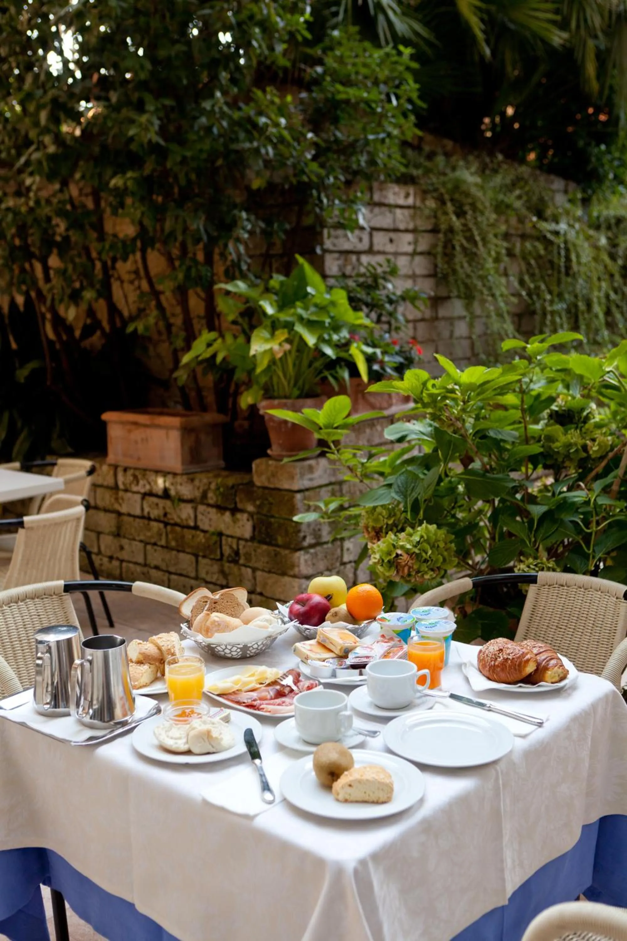 Restaurant/places to eat in Hotel Idania