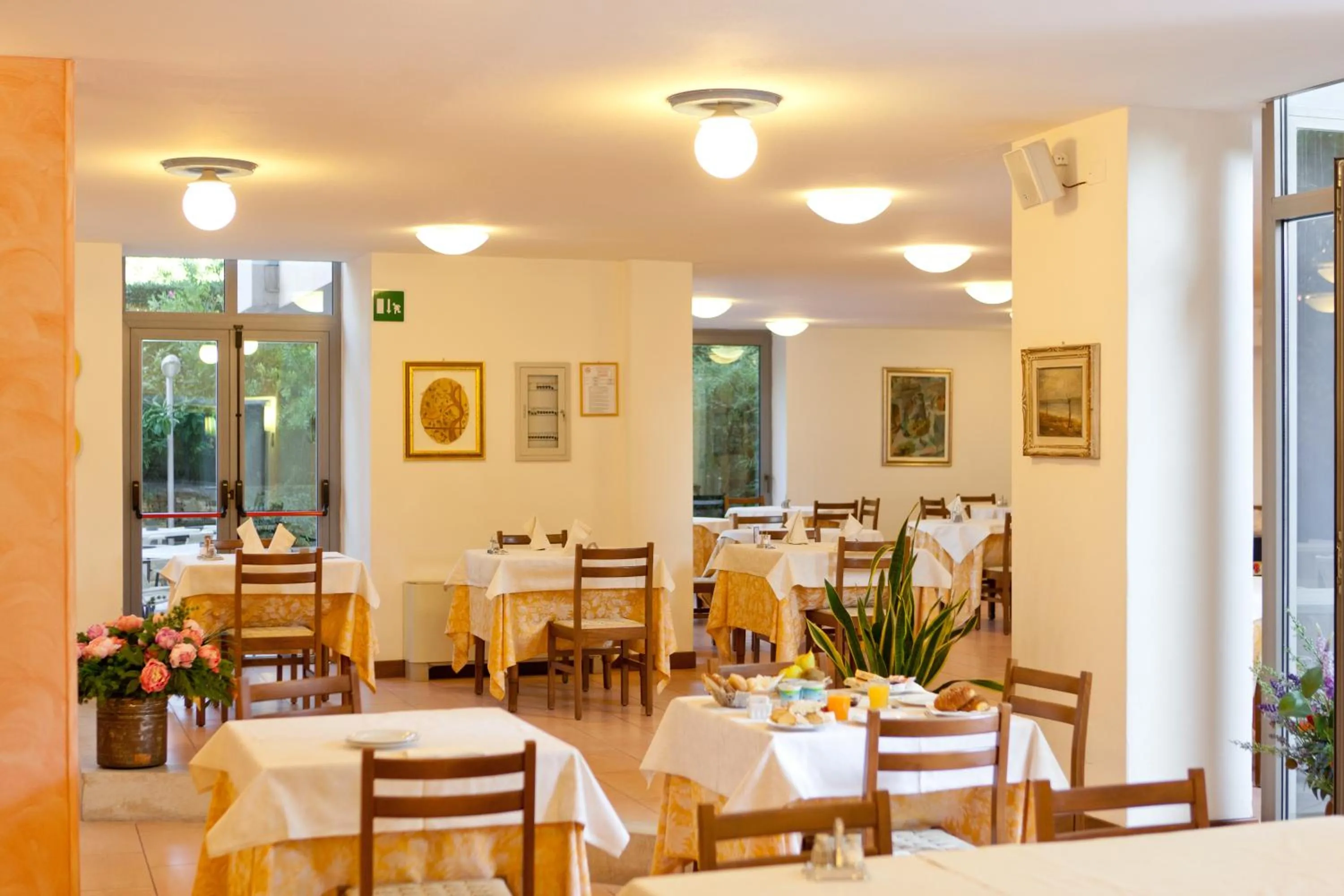 Restaurant/places to eat in Hotel Idania