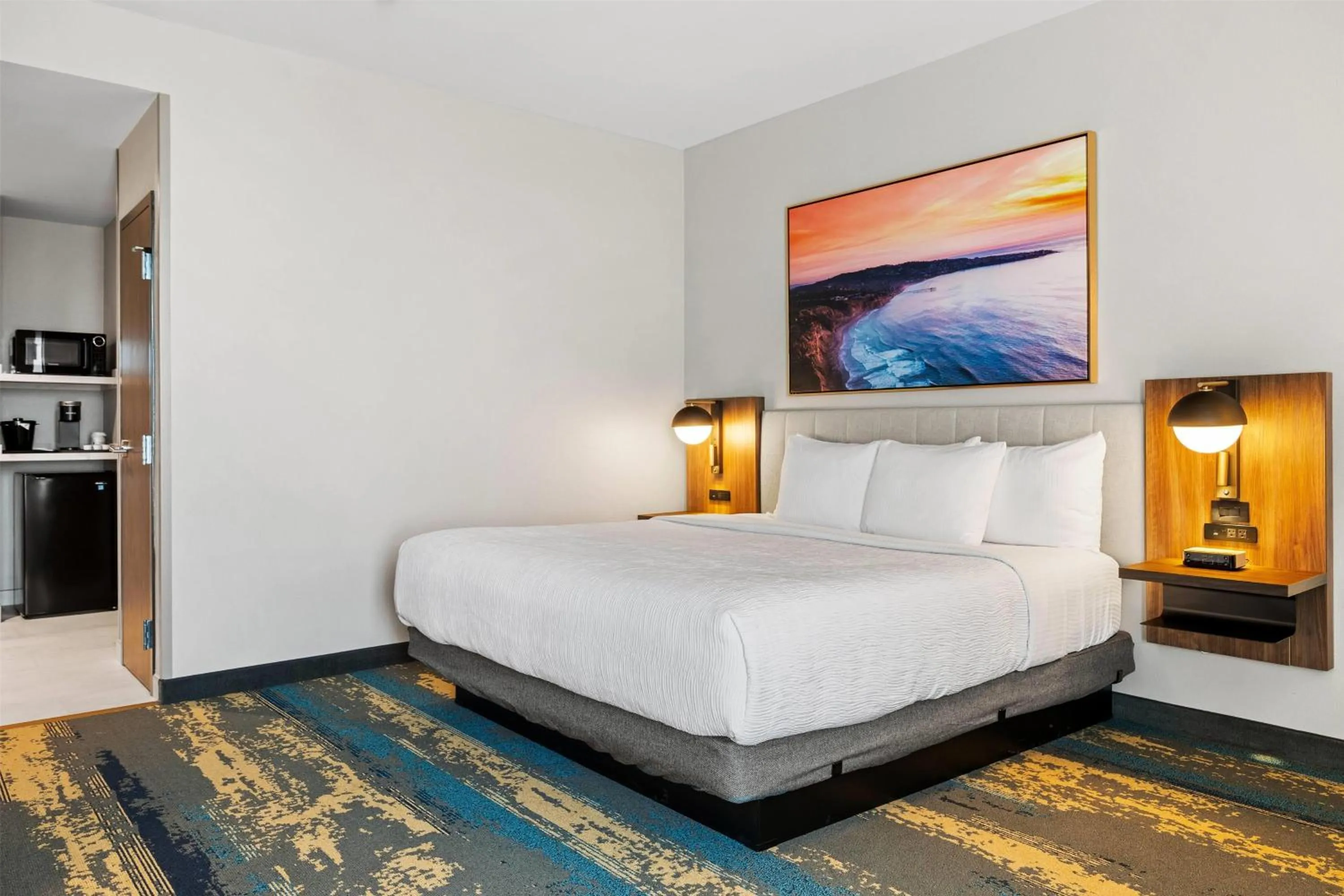 Photo of the whole room, Bed in La Quinta Inn & Suites by Wyndham La Habra