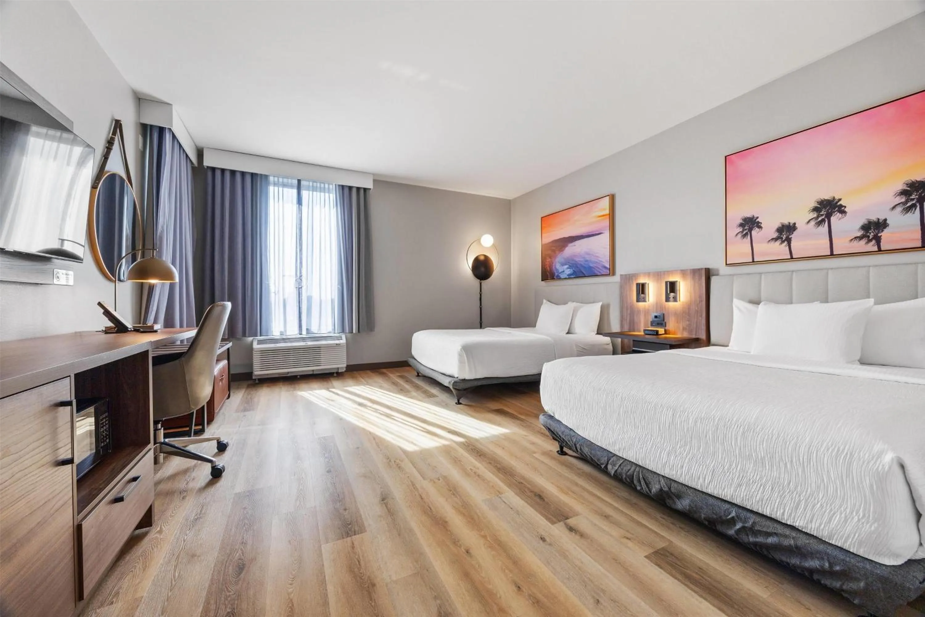 Photo of the whole room, Bed in La Quinta Inn & Suites by Wyndham La Habra