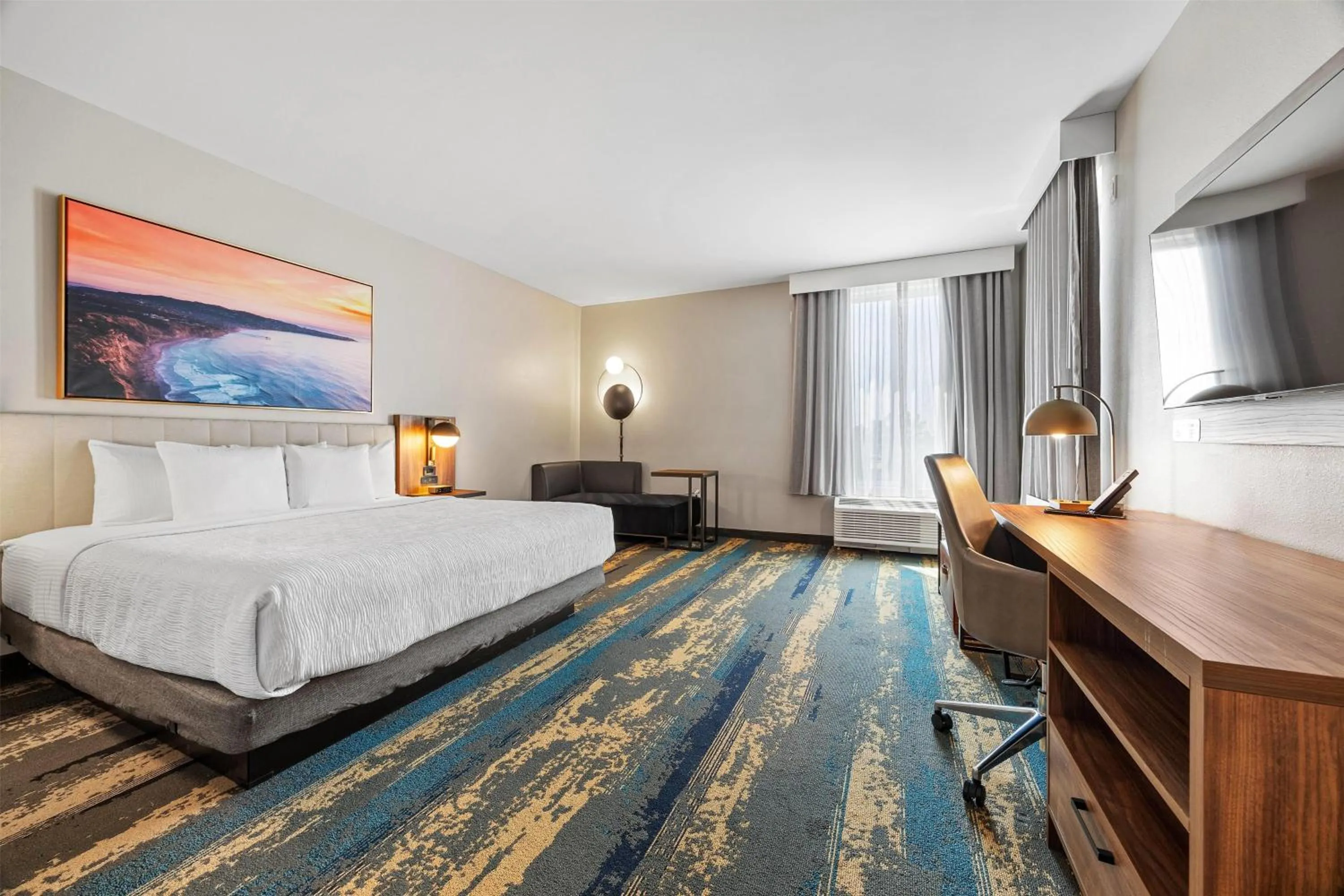 Photo of the whole room, Bed in La Quinta Inn & Suites by Wyndham La Habra