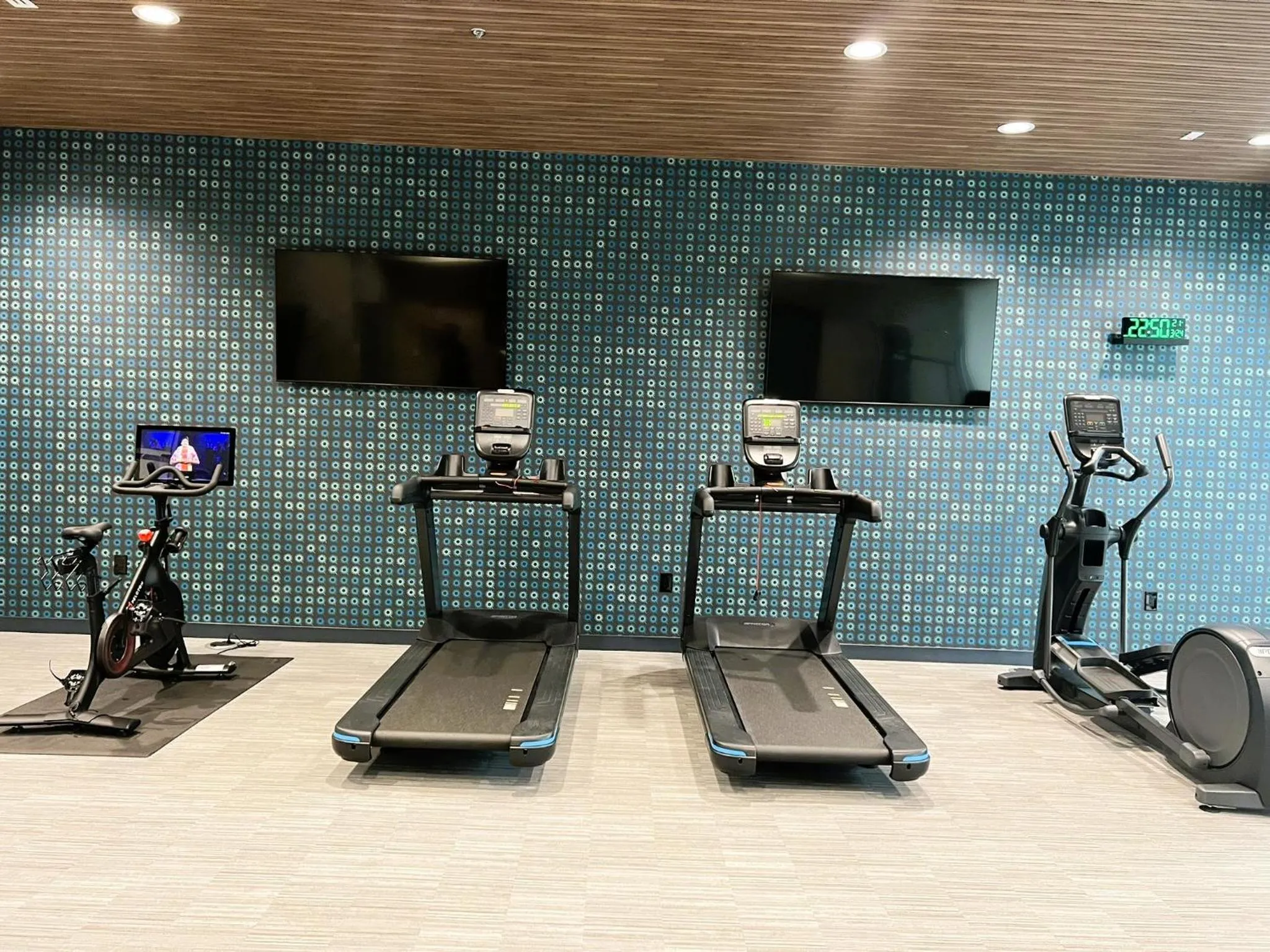 Fitness centre/facilities in La Quinta Inn & Suites by Wyndham La Habra