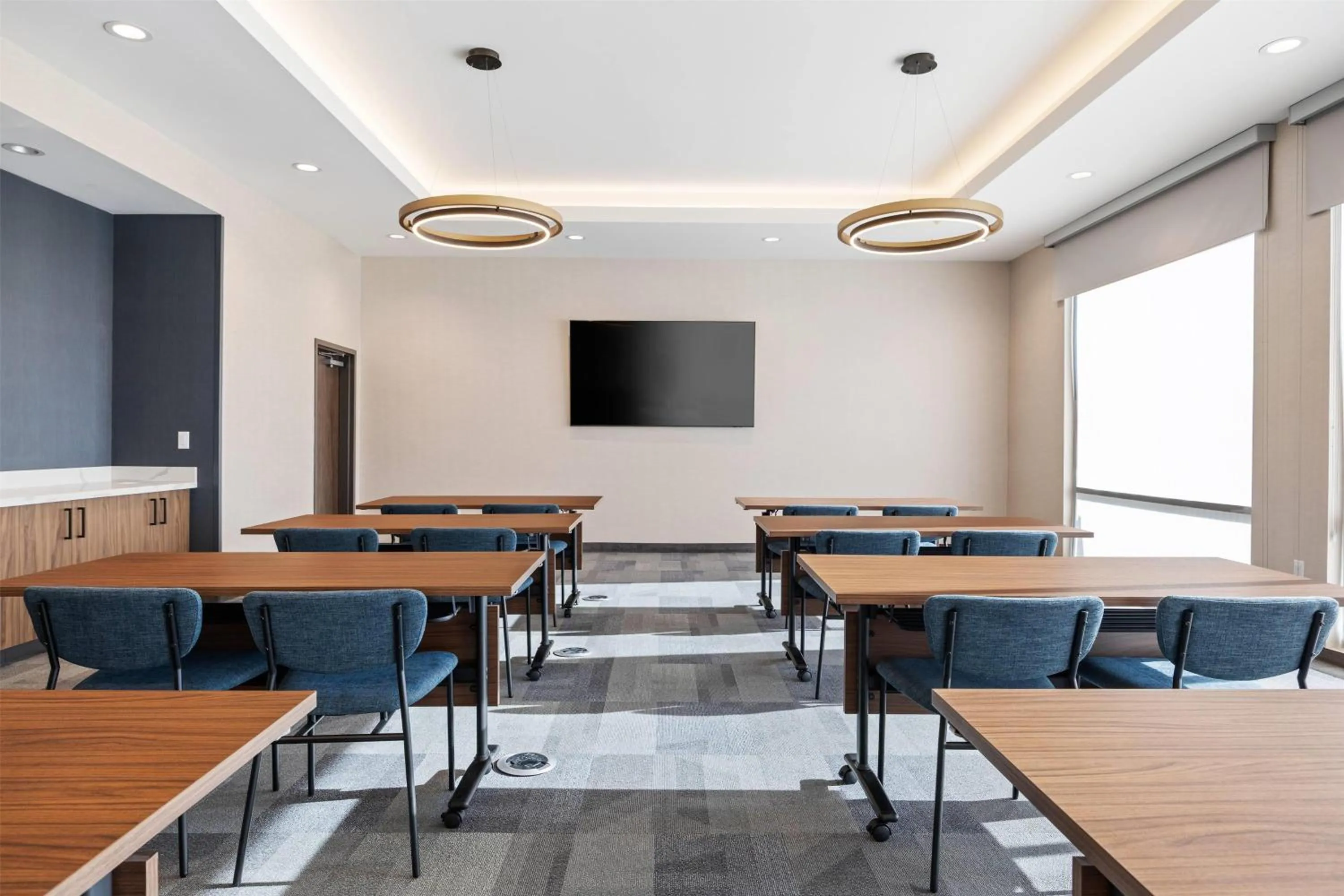 Meeting/conference room in La Quinta Inn & Suites by Wyndham La Habra