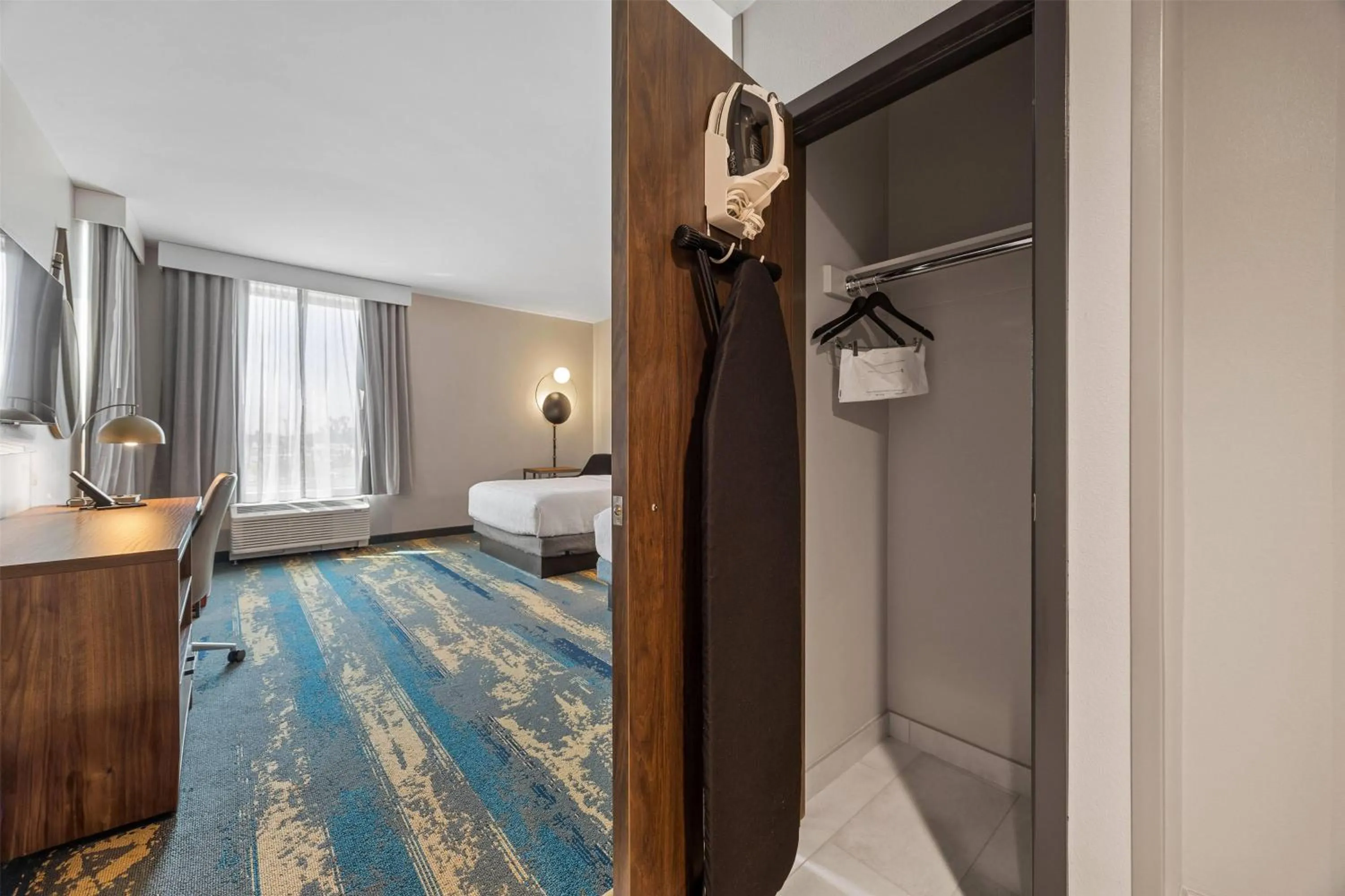 Photo of the whole room, Bed in La Quinta Inn & Suites by Wyndham La Habra