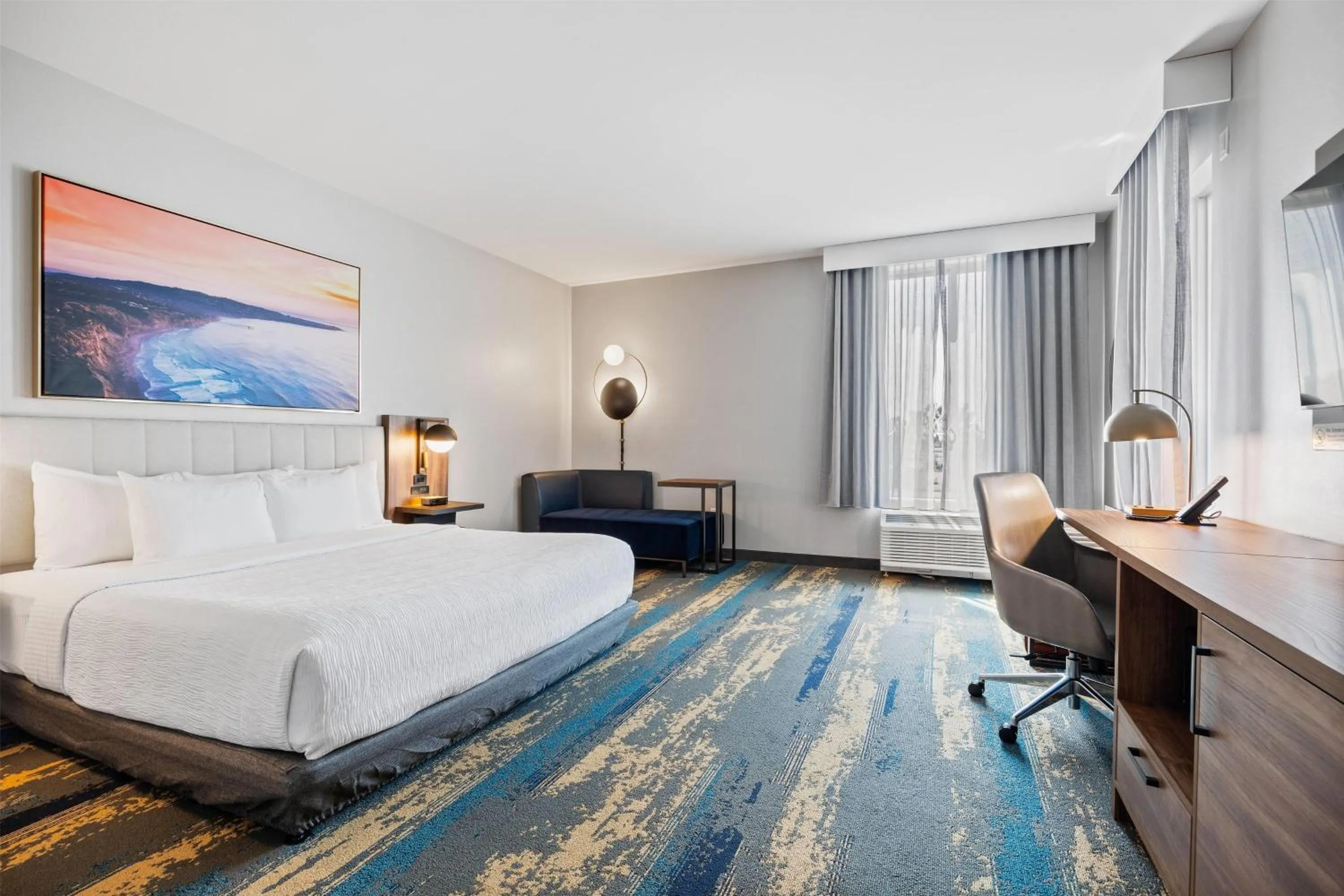 Photo of the whole room, Bed in La Quinta Inn & Suites by Wyndham La Habra