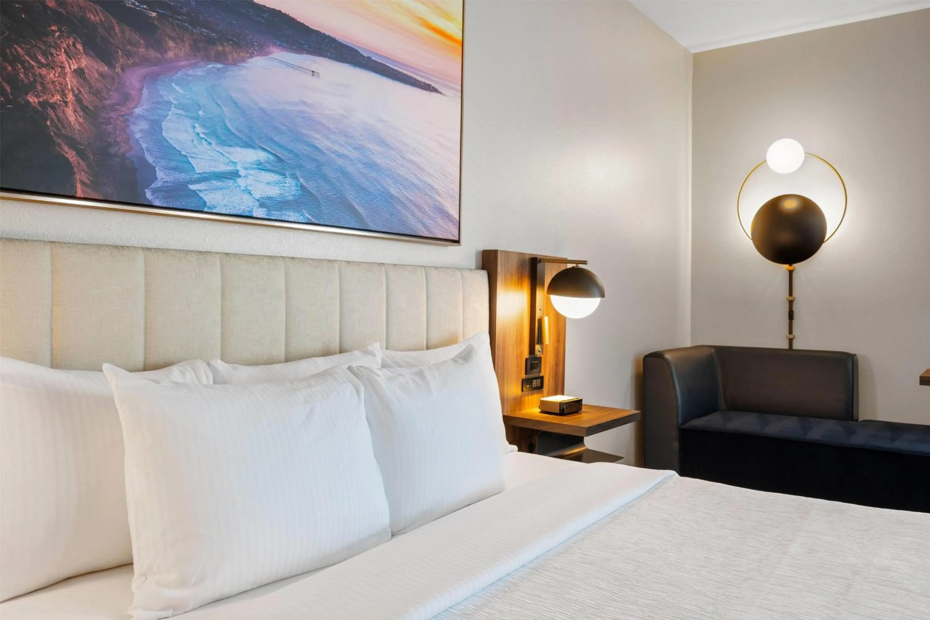 Photo of the whole room, Bed in La Quinta Inn & Suites by Wyndham La Habra