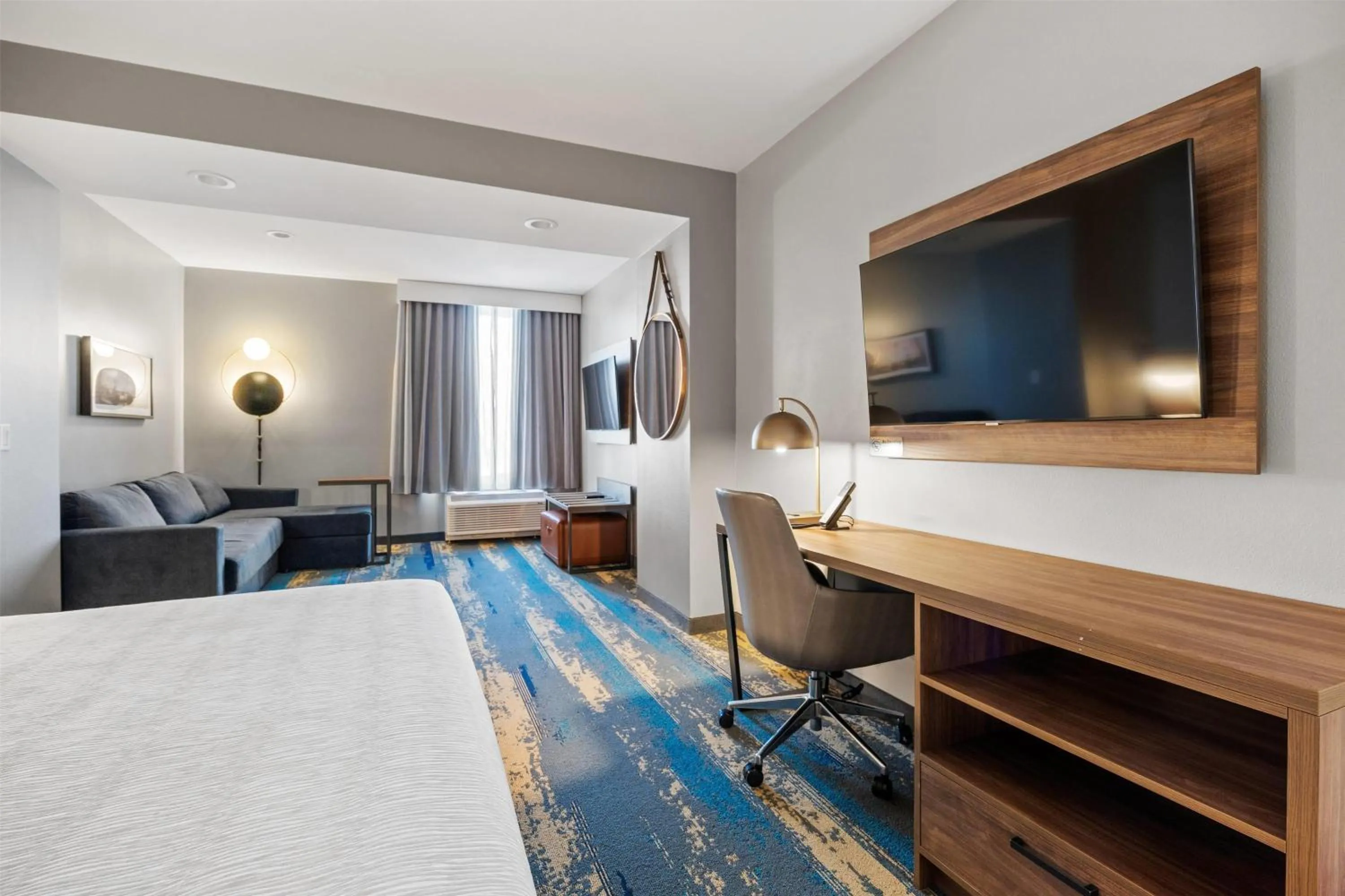 Photo of the whole room, Bed in La Quinta Inn & Suites by Wyndham La Habra