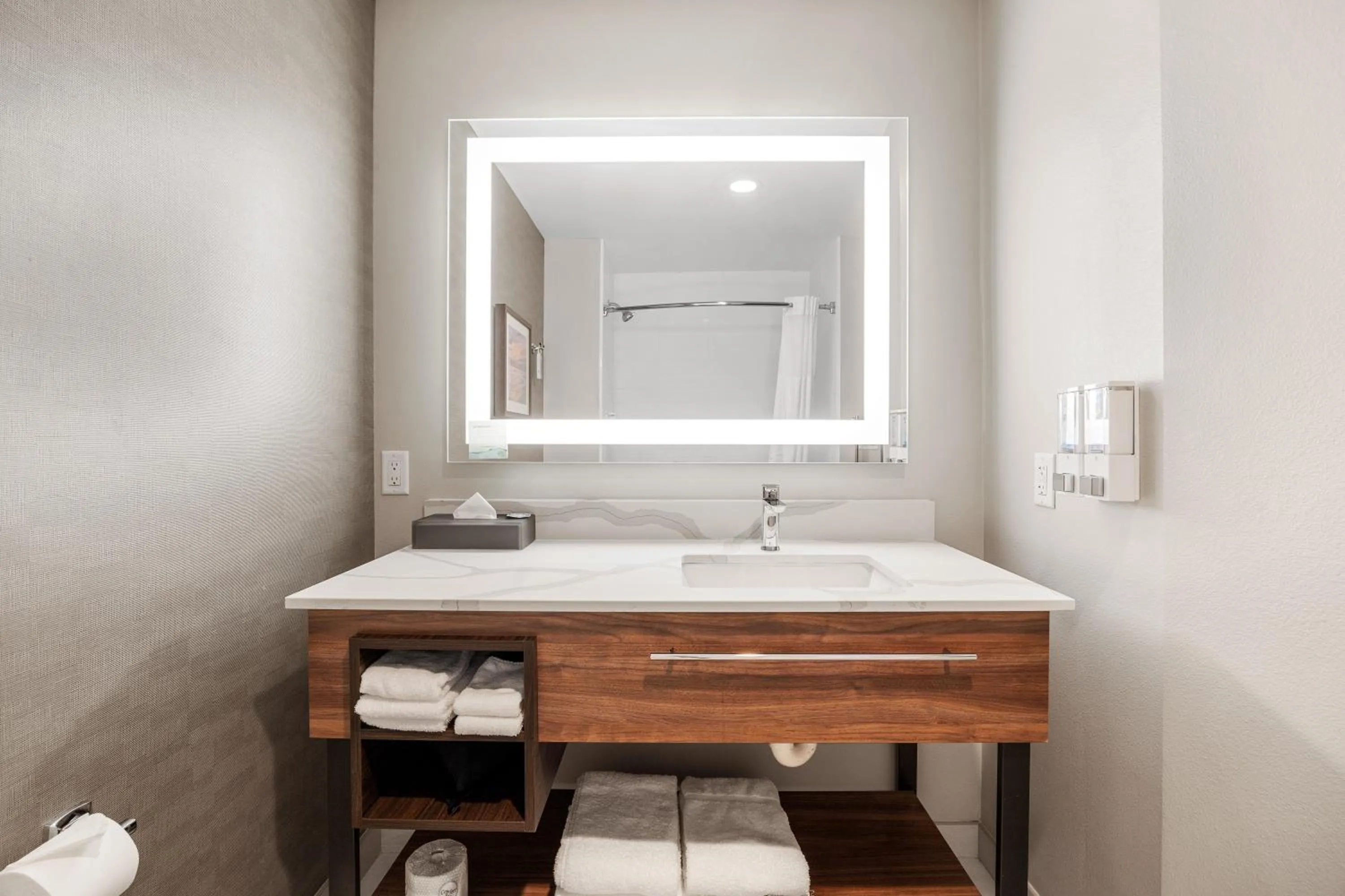 Bathroom in La Quinta Inn & Suites by Wyndham La Habra