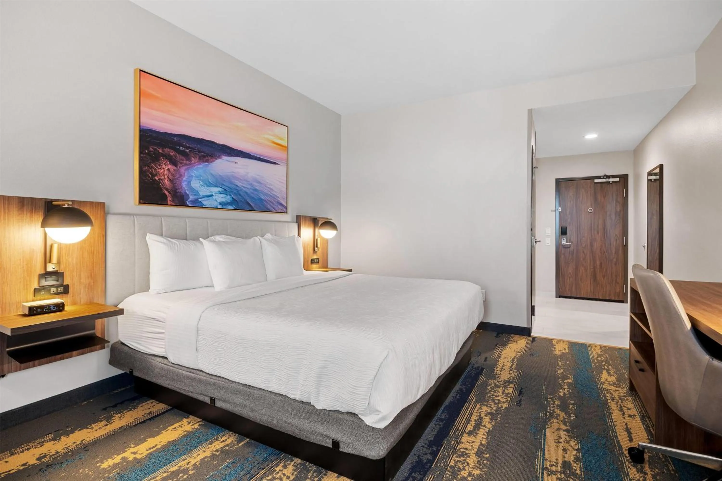 Photo of the whole room, Bed in La Quinta Inn & Suites by Wyndham La Habra