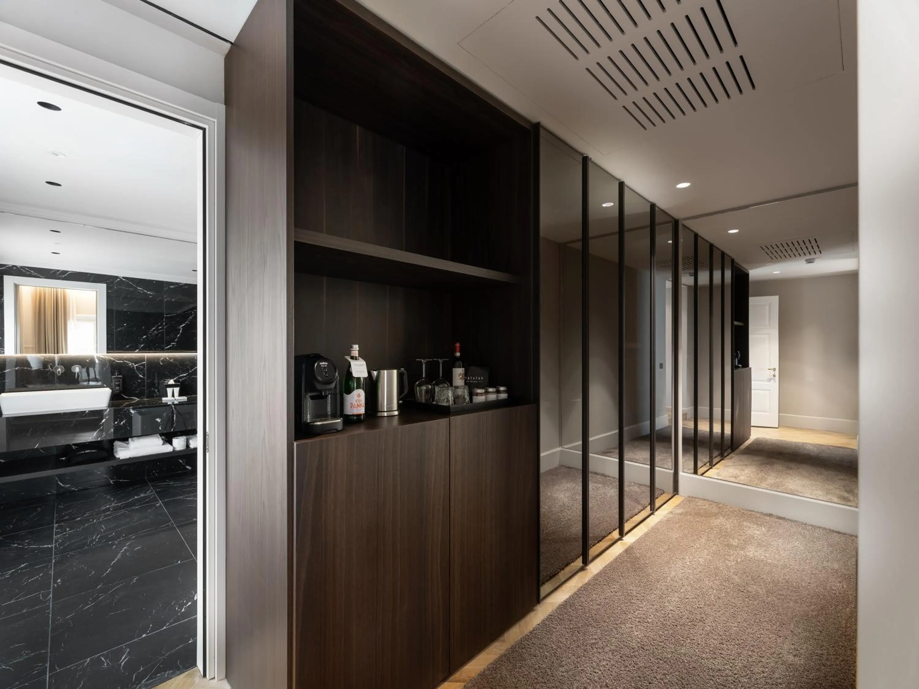 wardrobe in The Glamore Milano Duomo