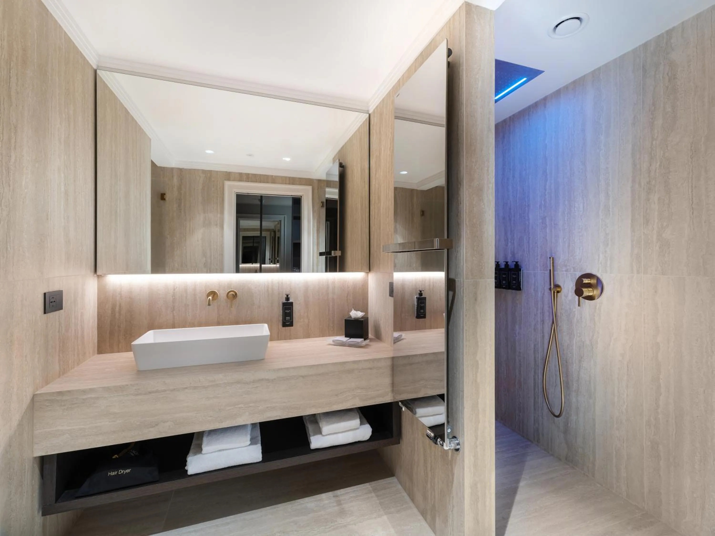 Shower, Bed in The Glamore Milano Duomo