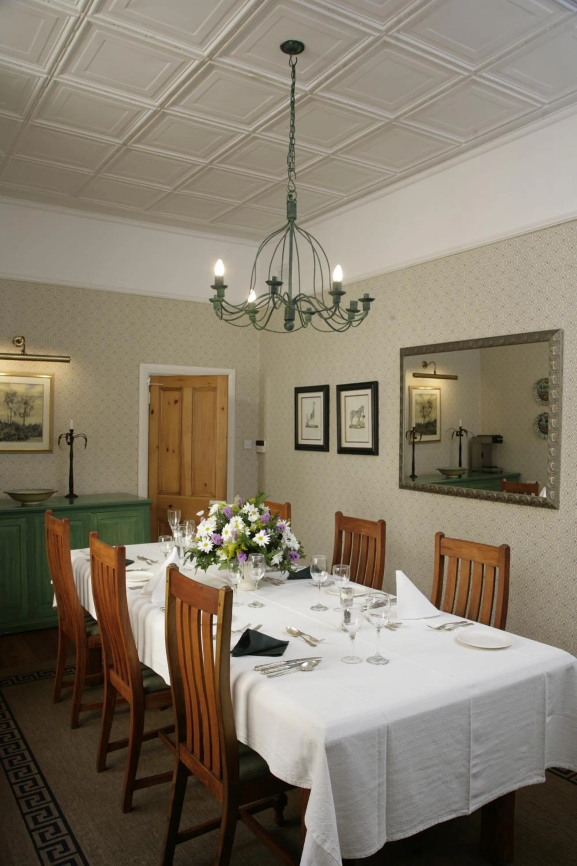 Restaurant/places to eat in York Lodge