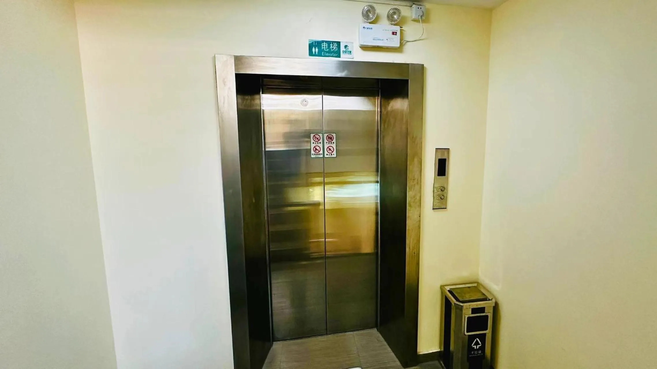 elevator in Shanghai Zhongan Hotel Xizang North Road Subway Station Branch