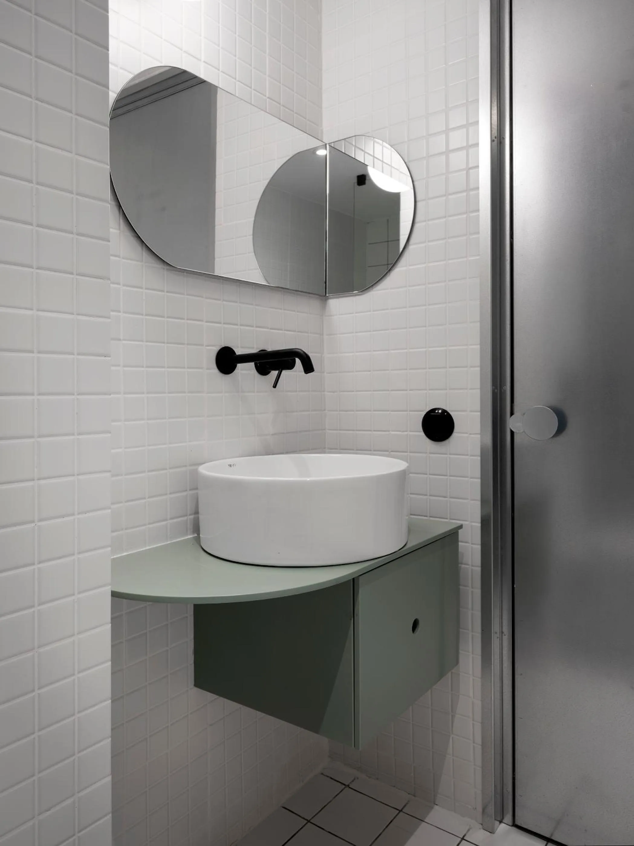 Shower in Hipsters Hotel