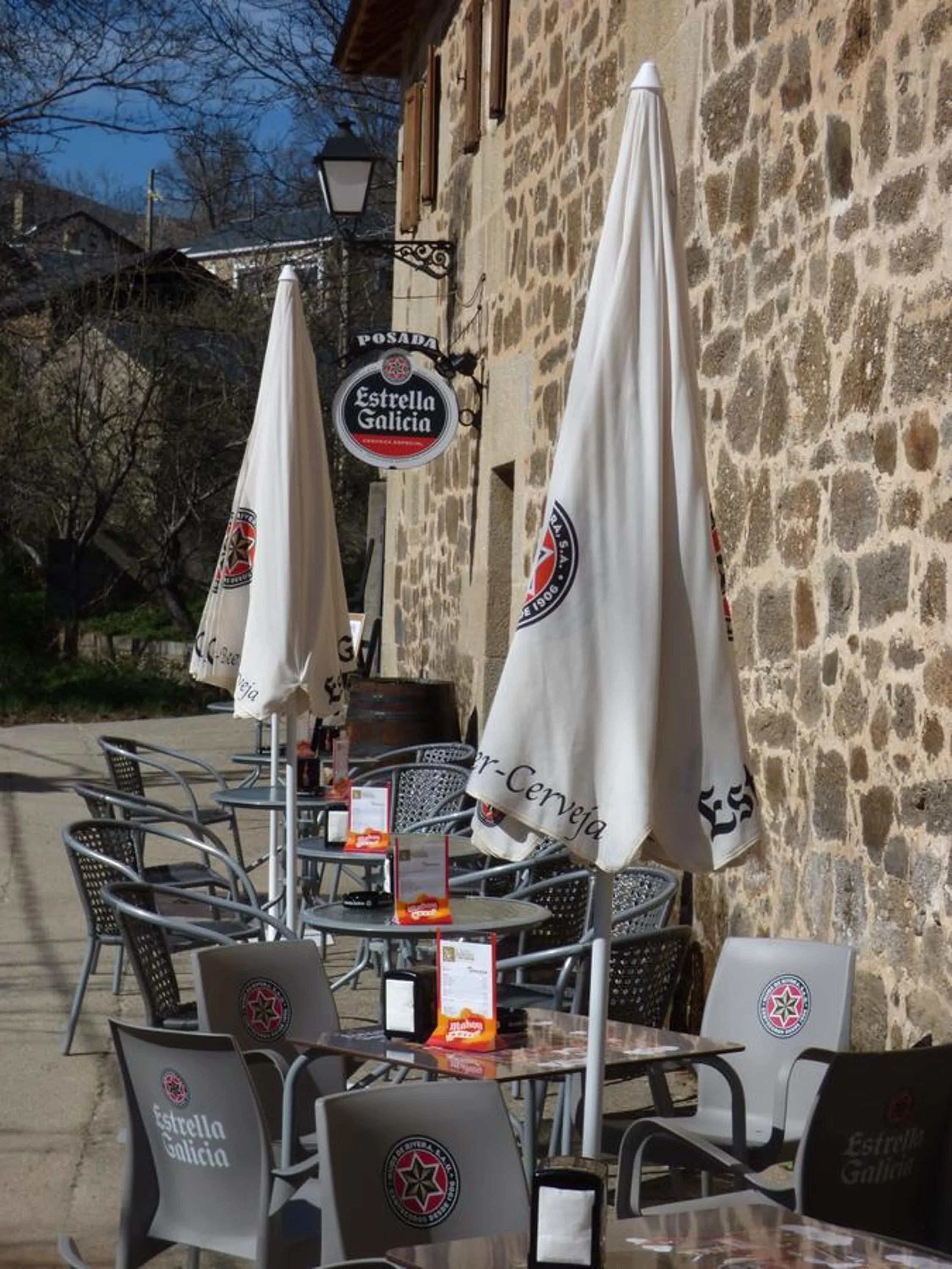 Facade/entrance in La Posada de Pedrazales