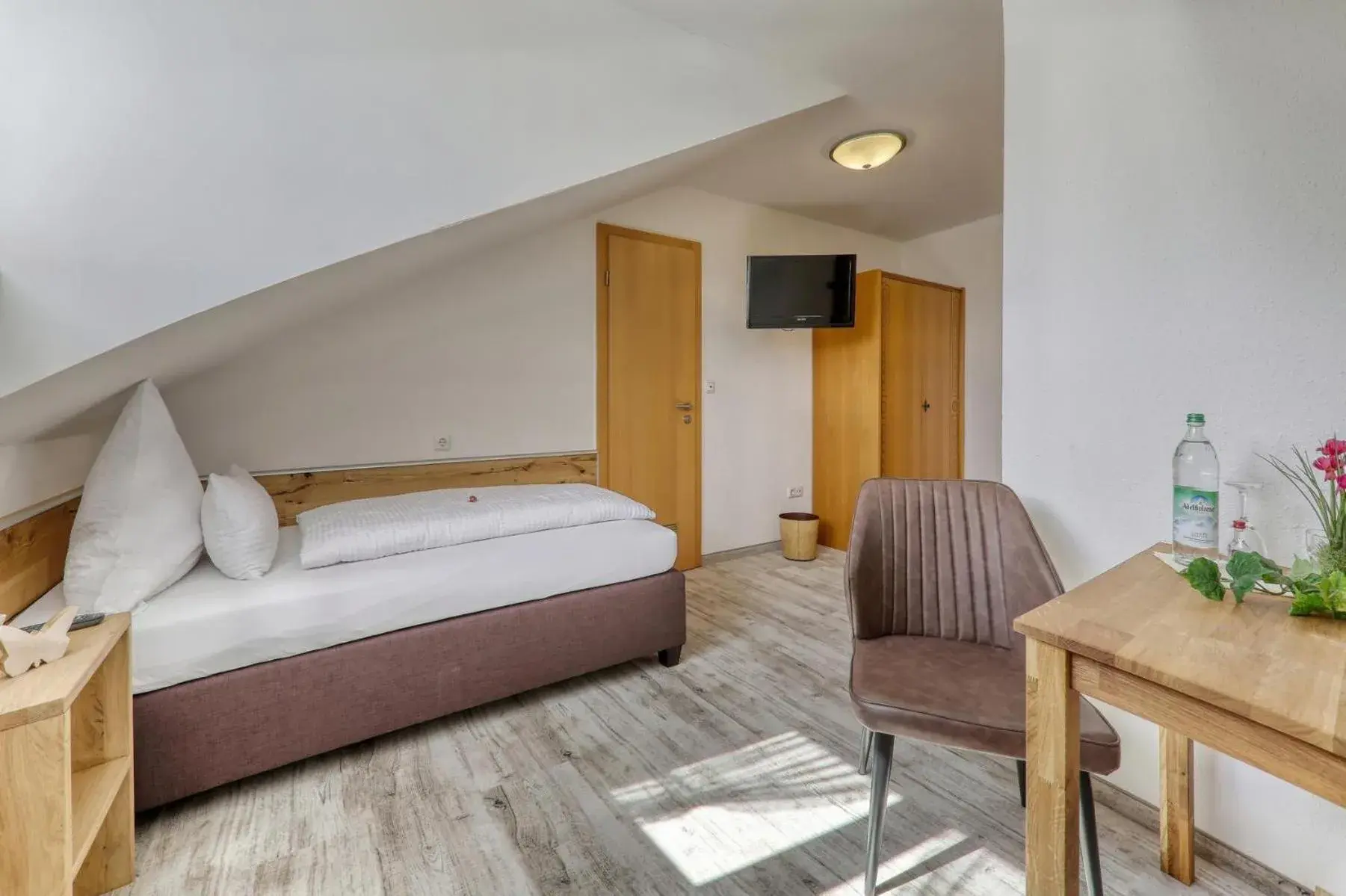 Single Room with Shower - single occupancy in Hotel Waldfrieden "Das kleine Hotel" Single Room with Shower - single occupancy in Hotel Waldfrieden "Das kleine Hotel"