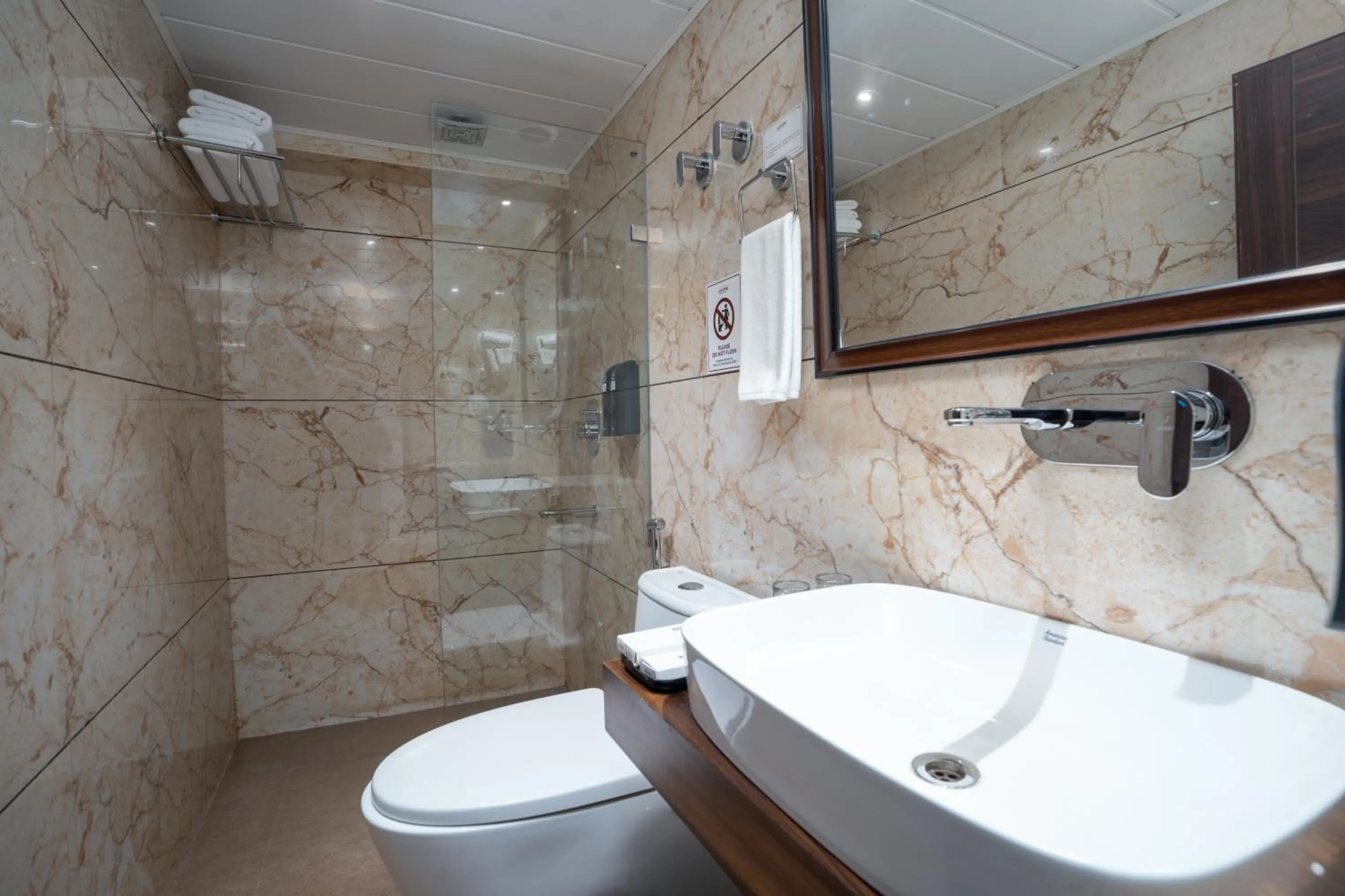 Shower in Summit Mall Stone Hotel