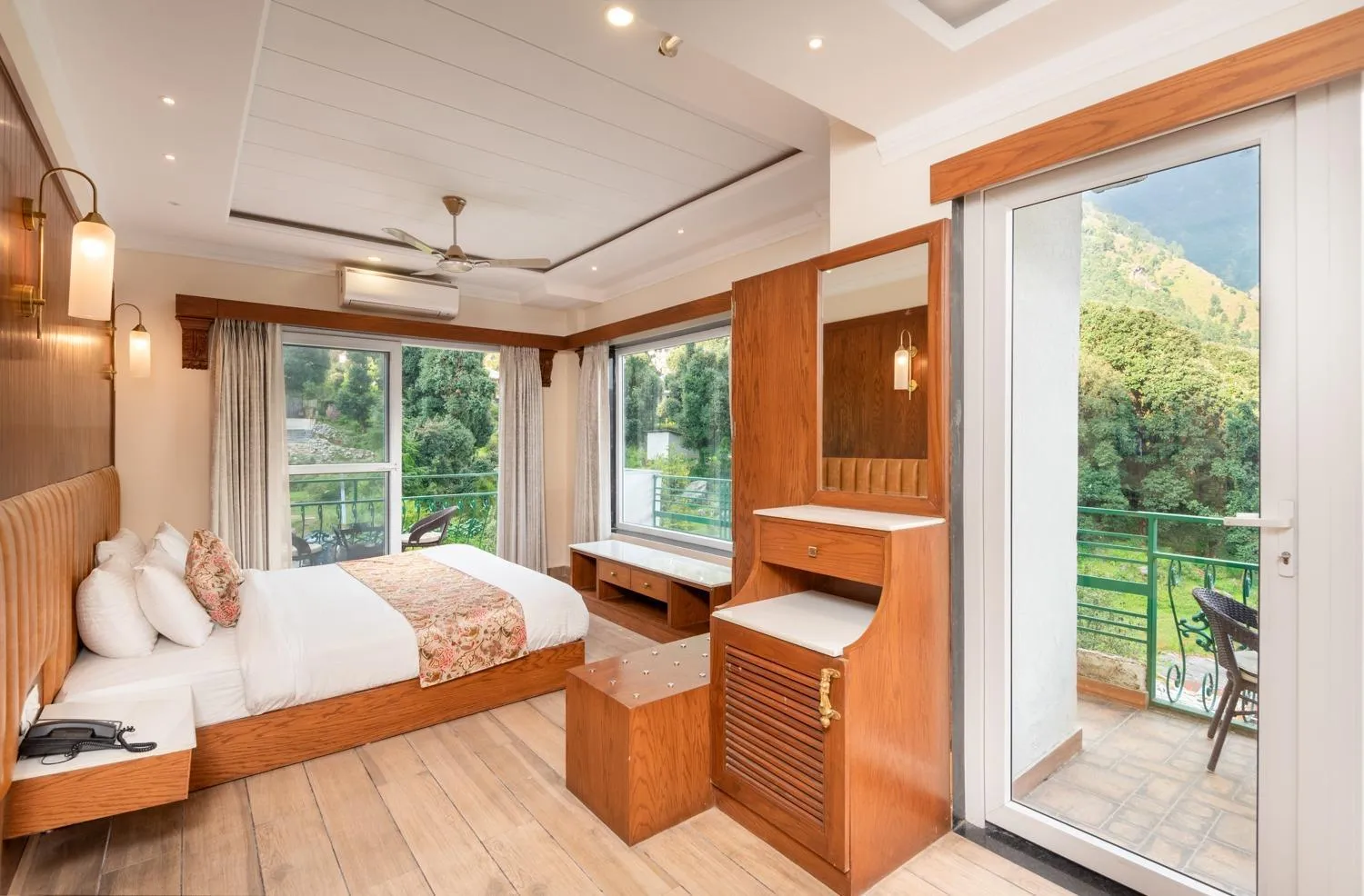 Bed in Quality Inn by Lawrence Hotels