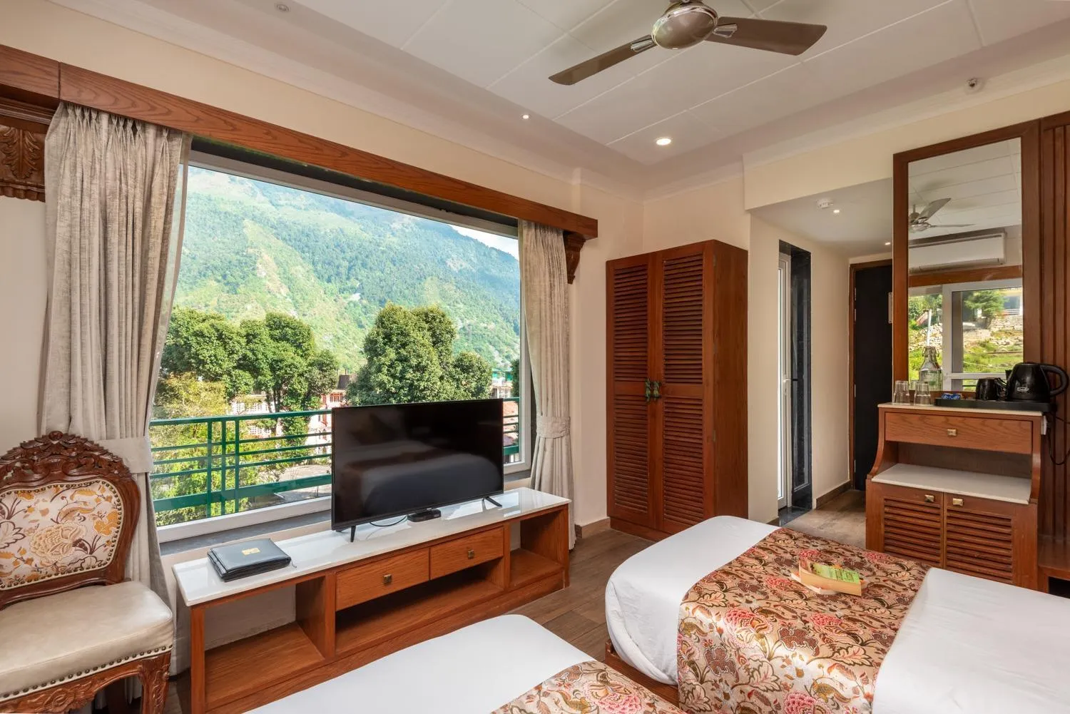 Bed in Quality Inn by Lawrence Hotels