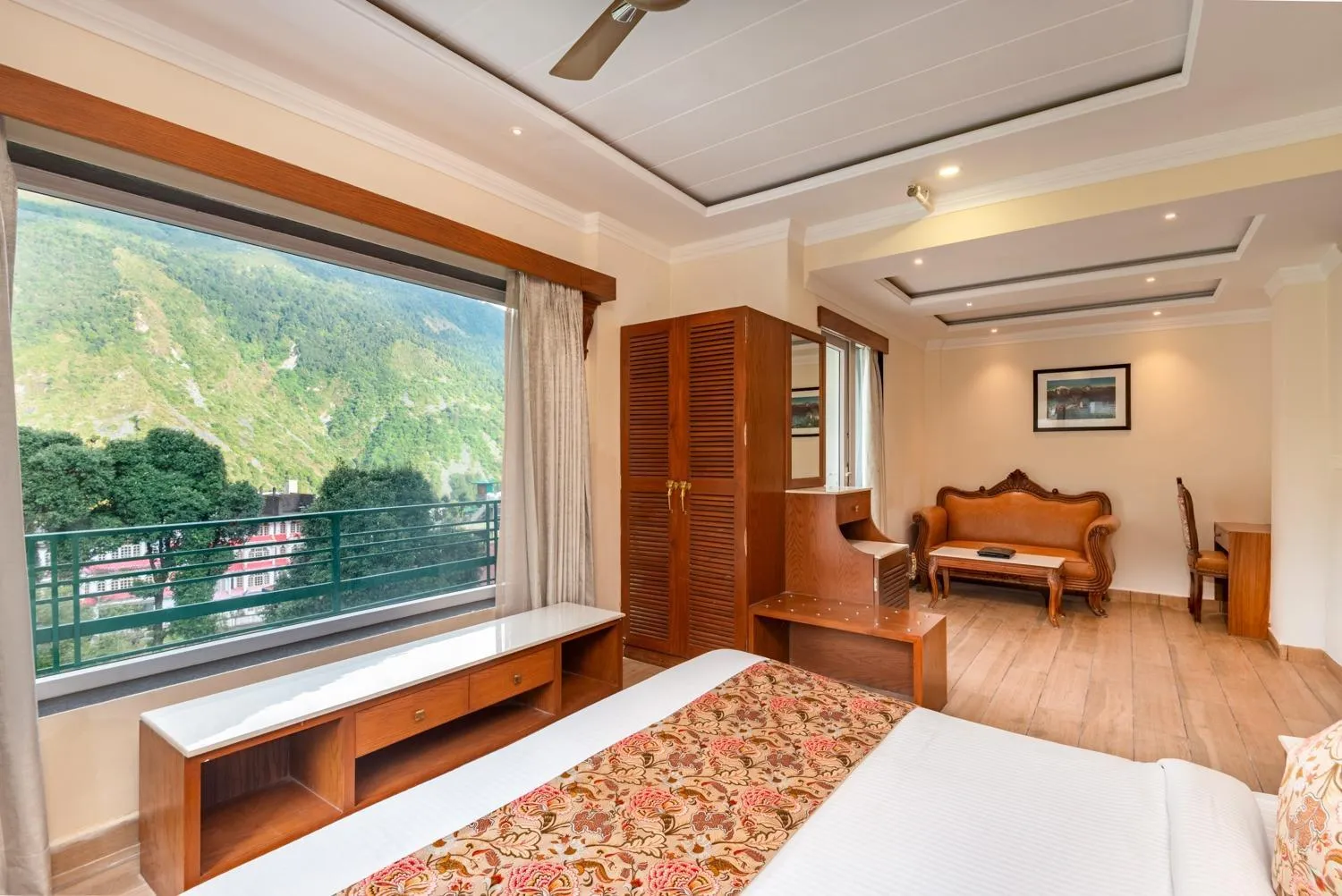 Bed in Quality Inn by Lawrence Hotels