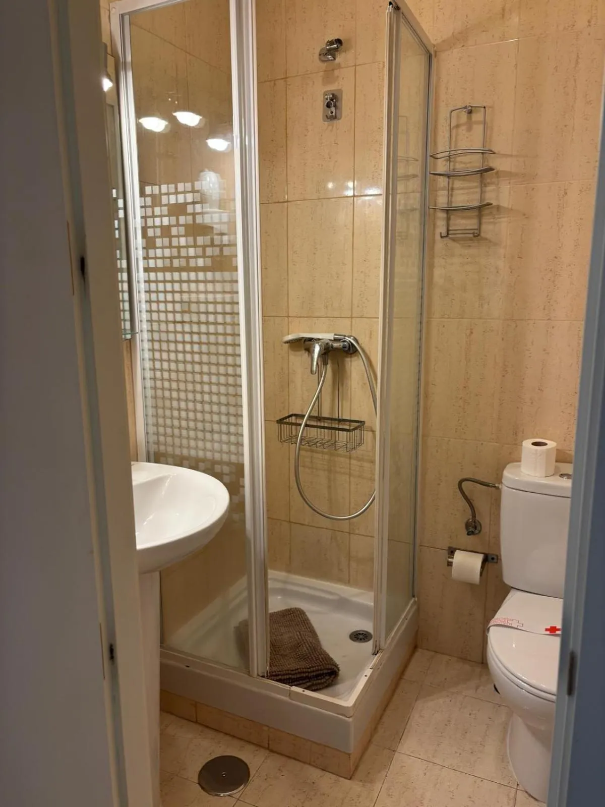 Shower in Hostal Goyal Pizarro