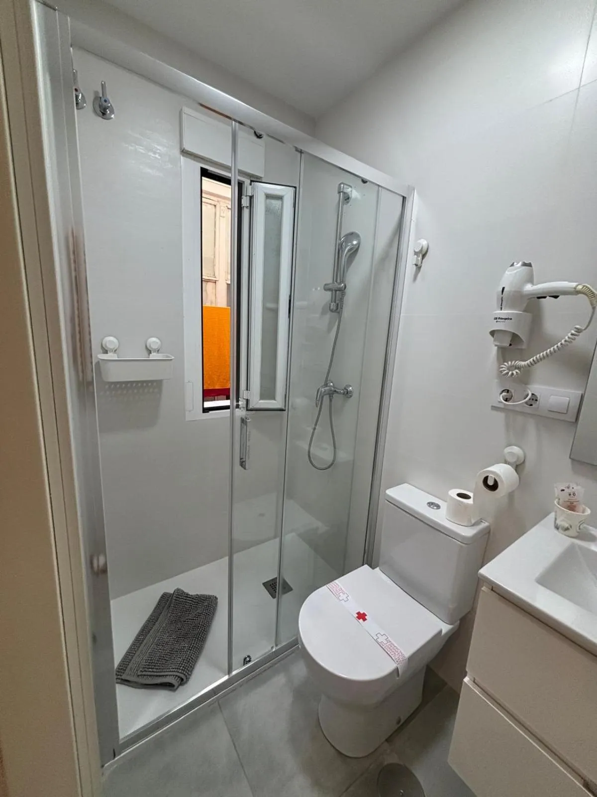 Shower in Hostal Goyal Pizarro