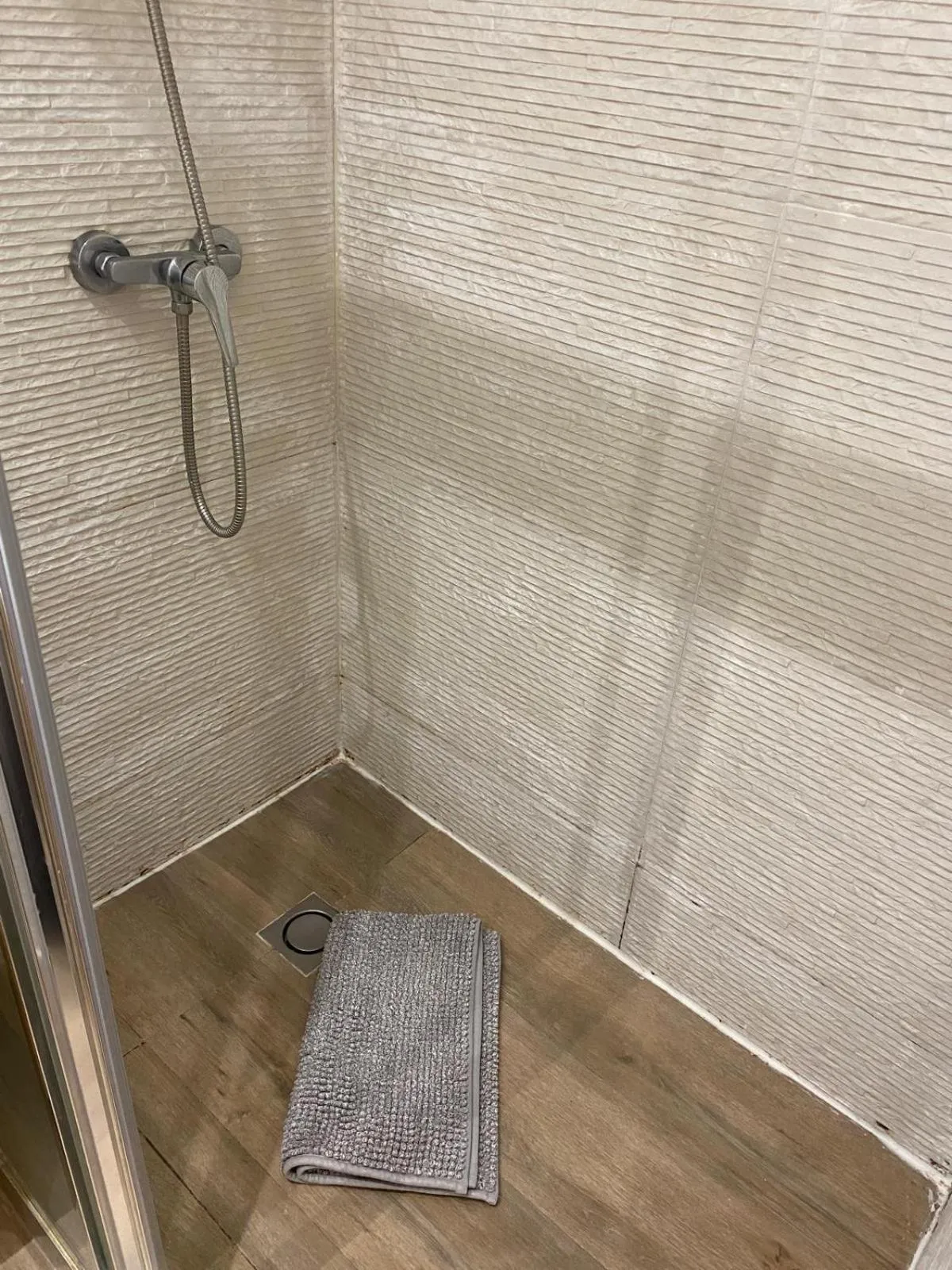 Shower in Hostal Goyal Pizarro