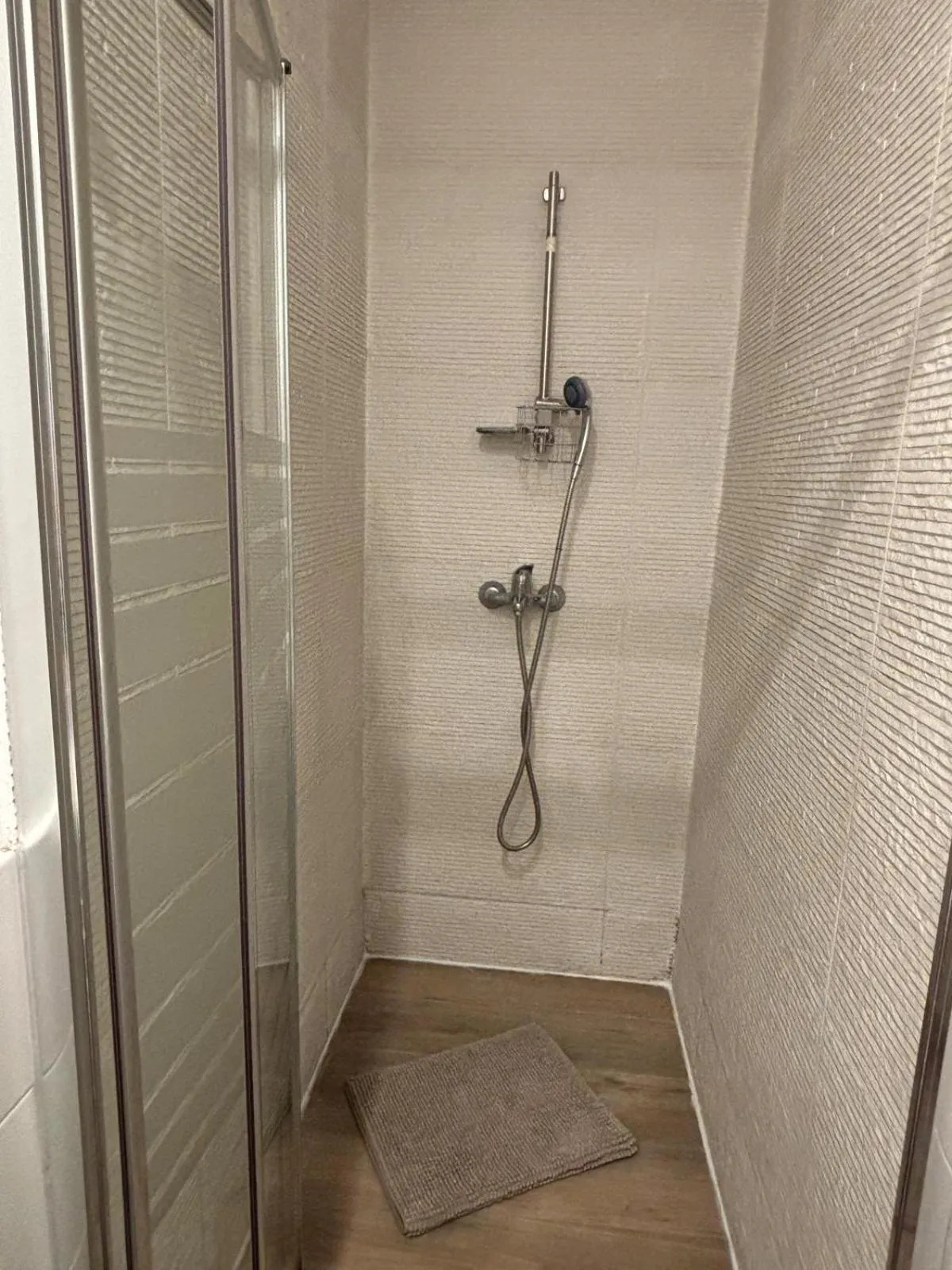 Shower in Hostal Goyal Pizarro