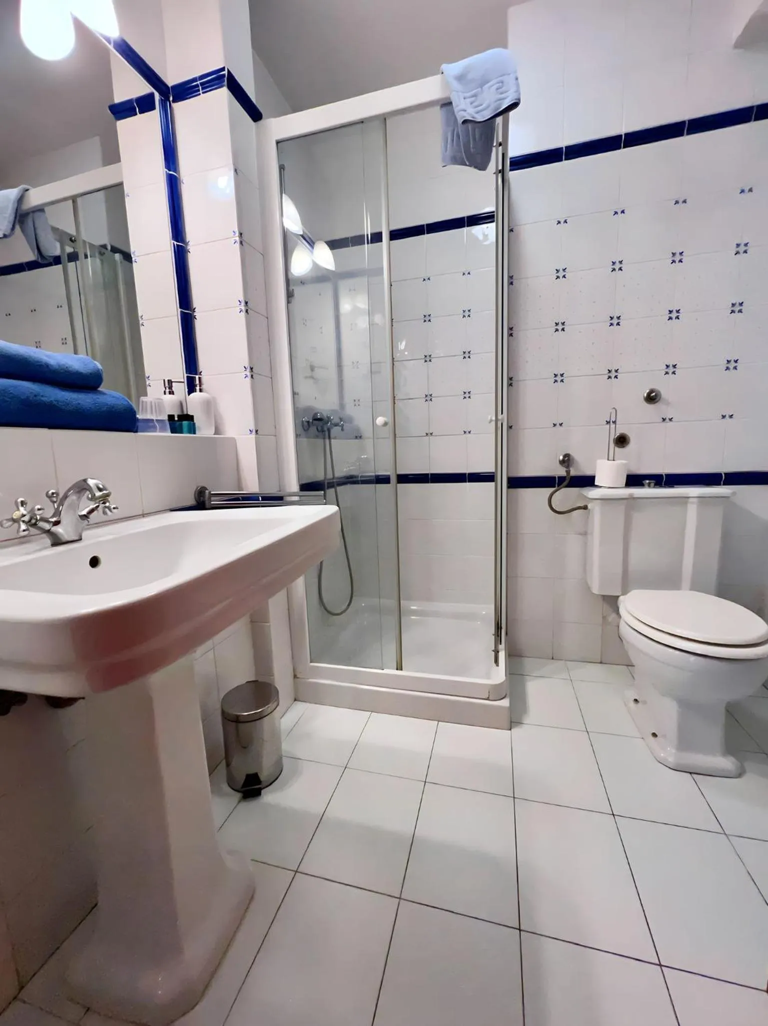 Shower in Villa Valdepian Apartments