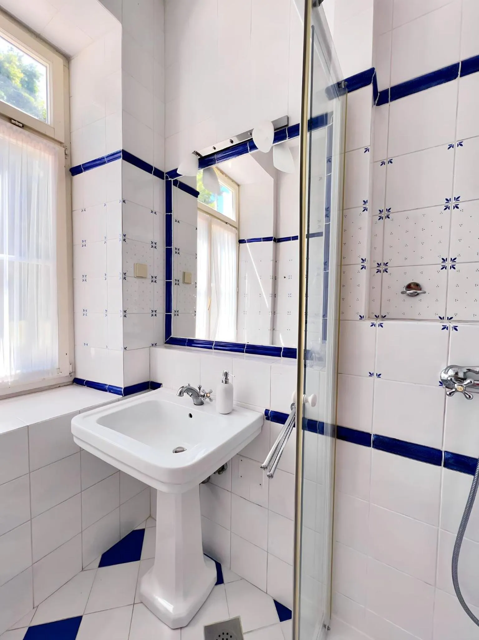 Shower in Villa Valdepian Apartments