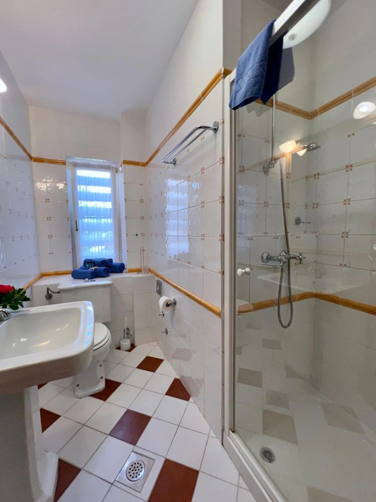 Shower in Villa Valdepian Apartments