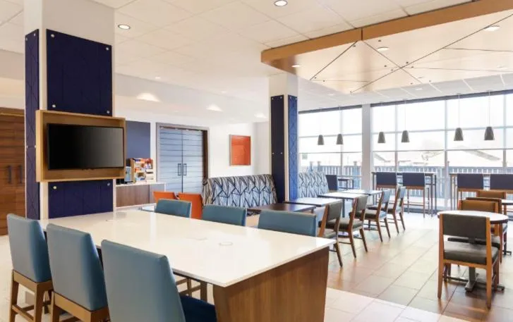 Communal lounge/ TV room in Holiday Inn Express & Suites Stevensville - Benton Harbor by IHG