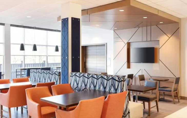 Communal lounge/ TV room in Holiday Inn Express & Suites Stevensville - Benton Harbor by IHG