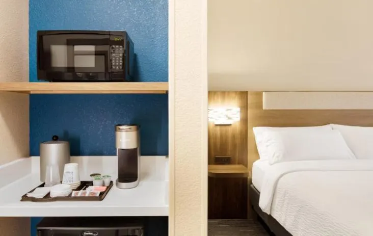 Coffee/tea facilities, Bed in Holiday Inn Express & Suites Stevensville - Benton Harbor by IHG