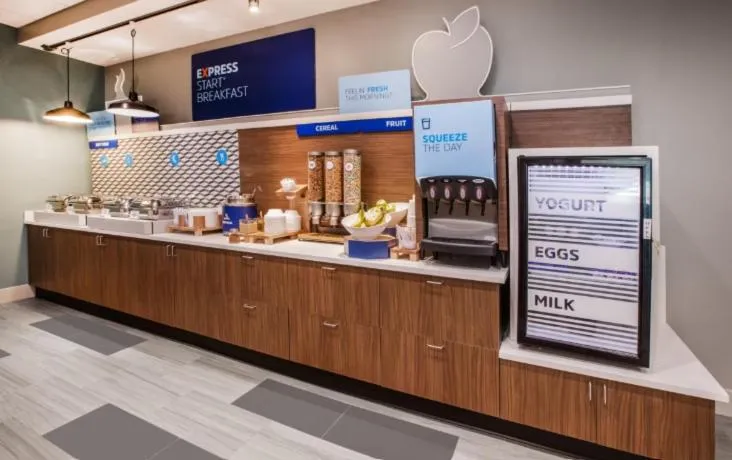 Food and drinks in Holiday Inn Express & Suites Stevensville - Benton Harbor by IHG