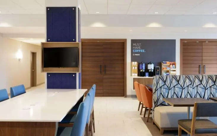 Communal lounge/ TV room in Holiday Inn Express & Suites Stevensville - Benton Harbor by IHG